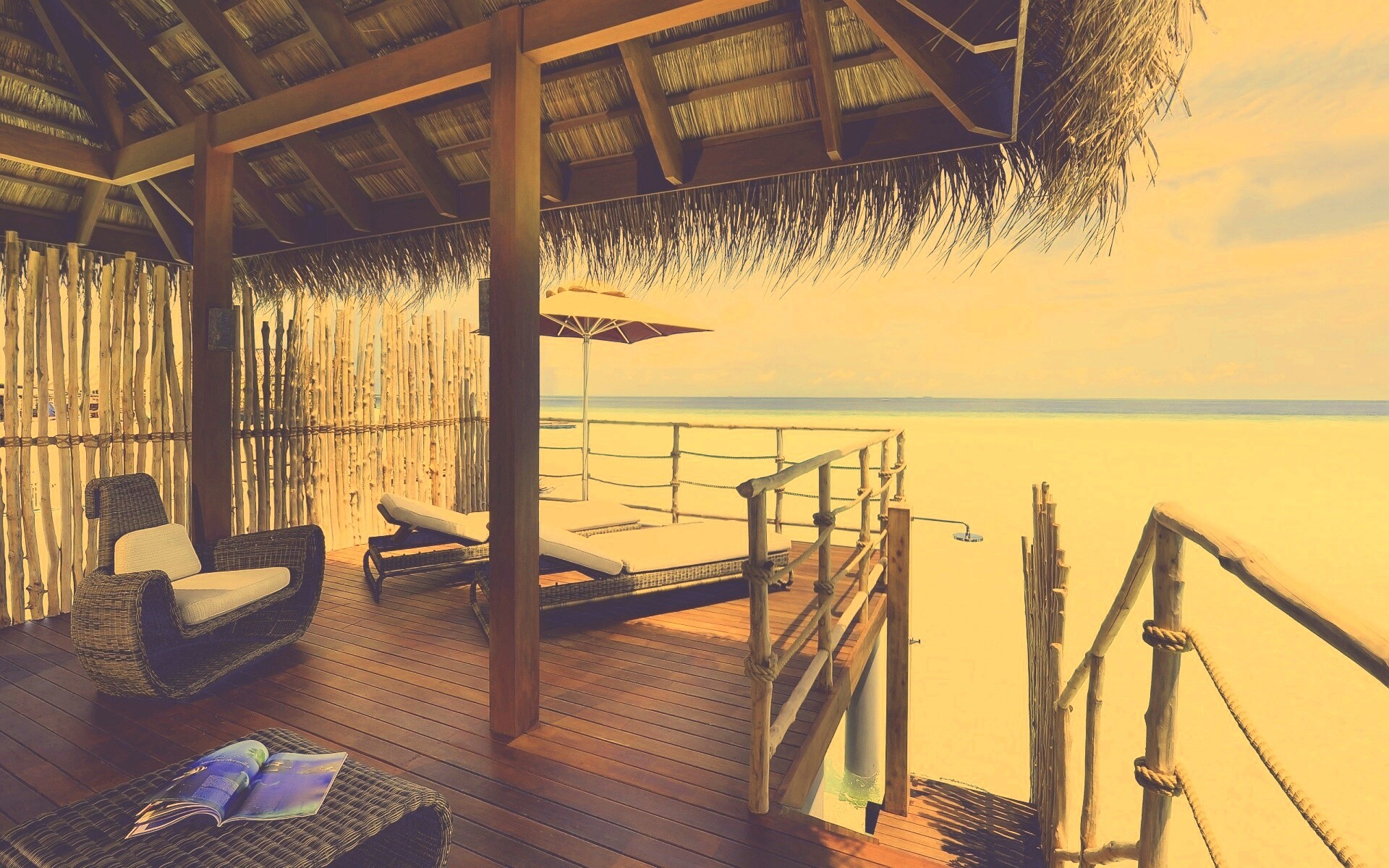 Домик на пляже обои