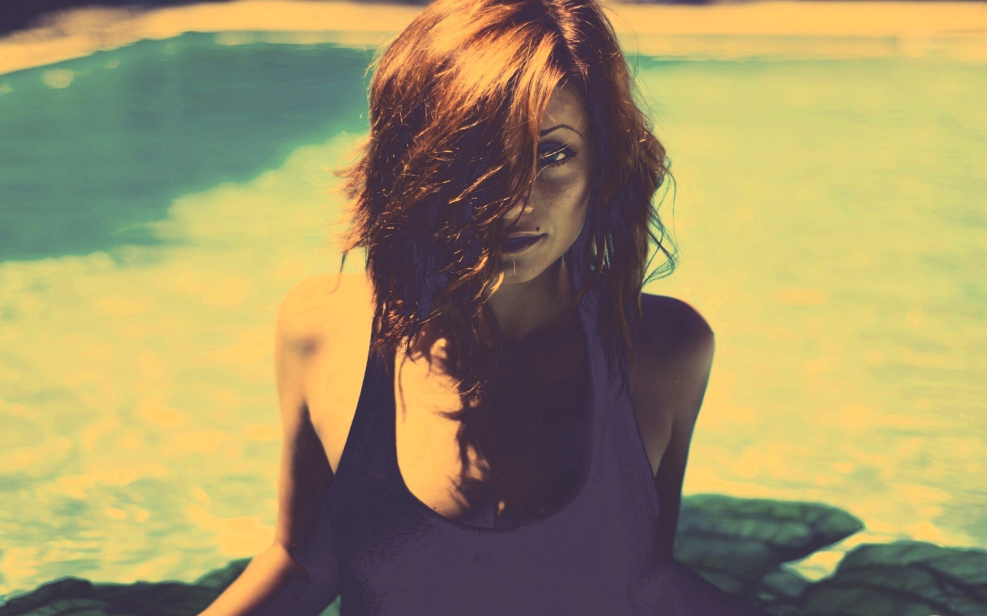 Девушка рядом с бассейном обои