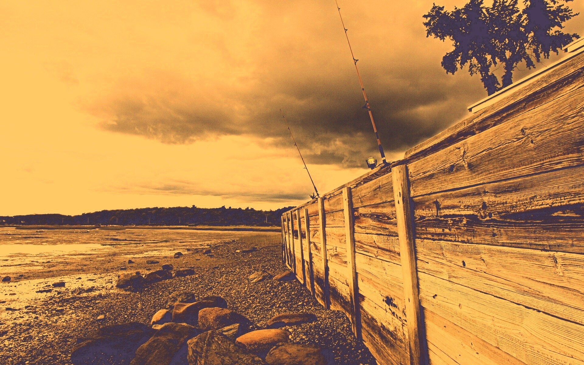 Отлив у деревянной набережной обои