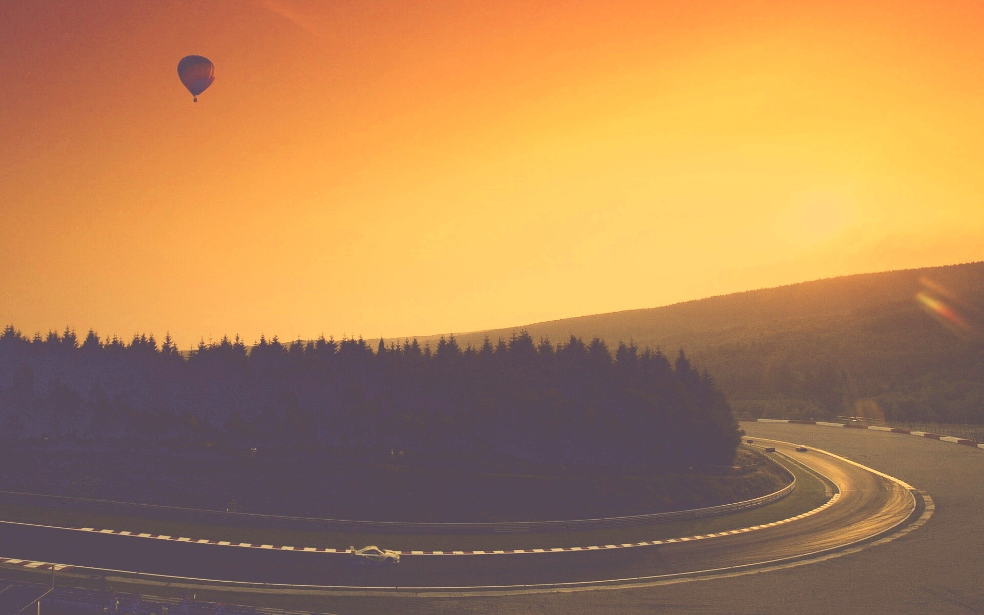 Воздушный шар над треком обои