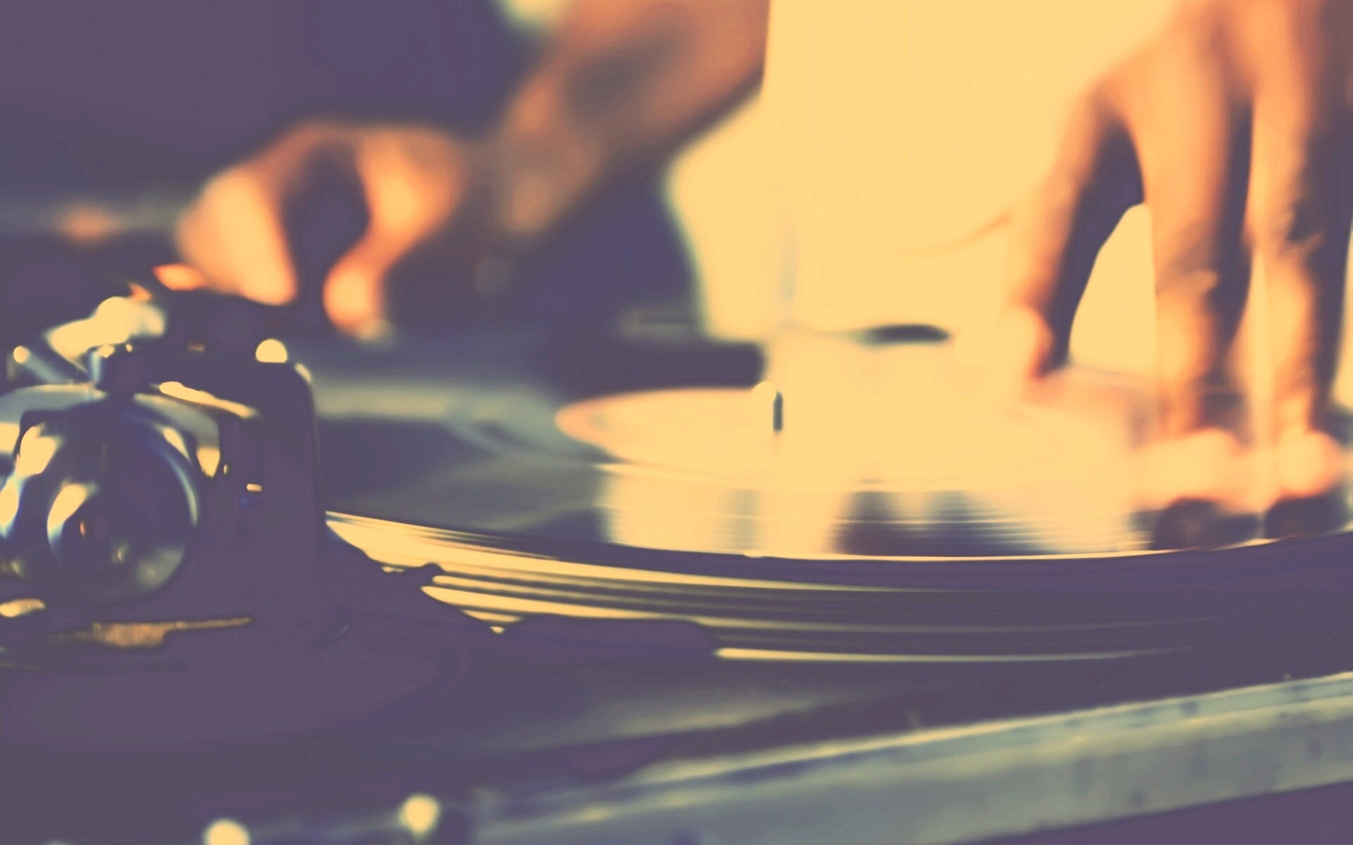 Винил на диджейском пульте обои