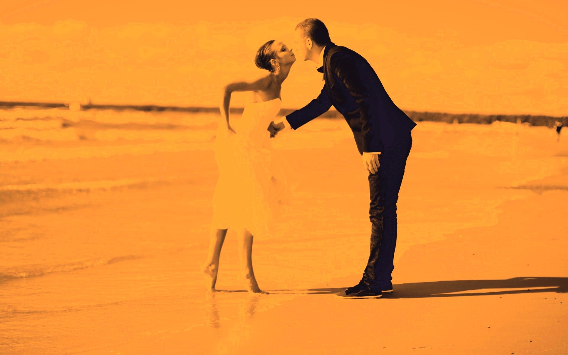 Поцелуй на пляже обои