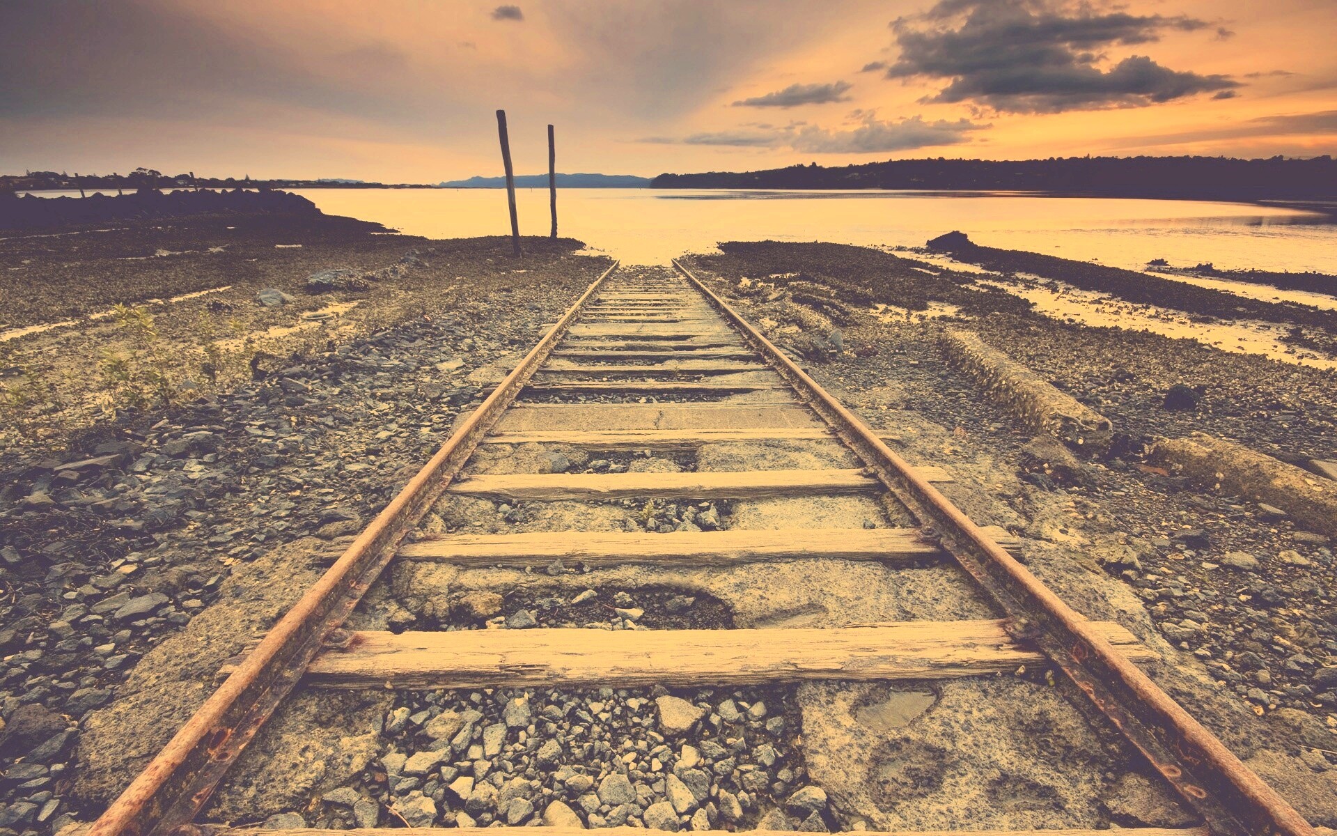 Рельсы обрывающиеся в воду обои