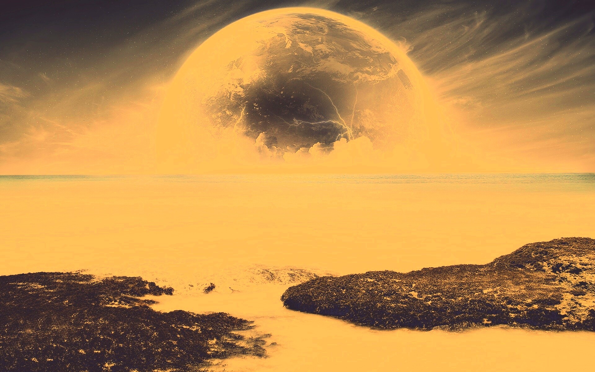 Огромная луна над океаном обои