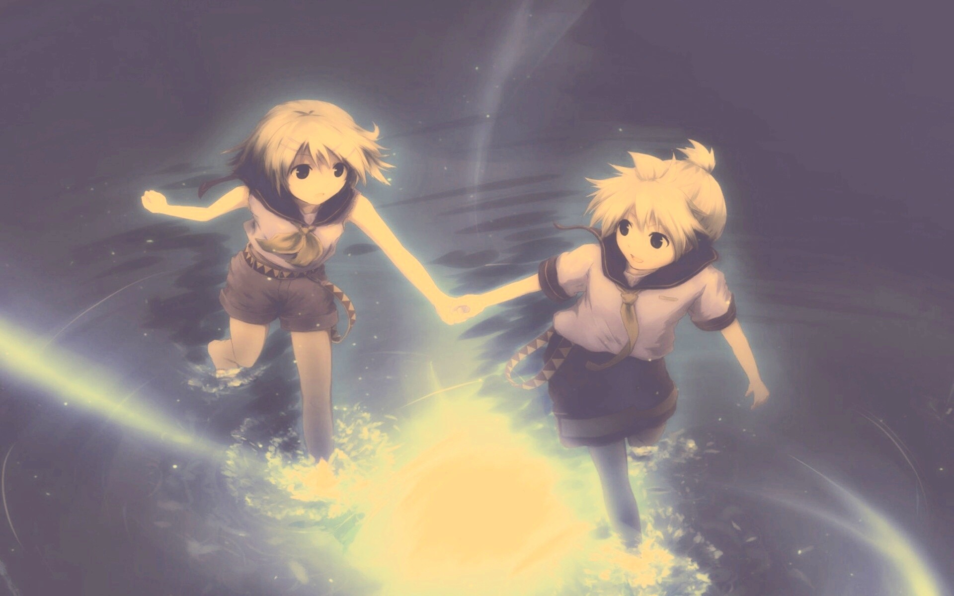 Девочки бегут по воде обои