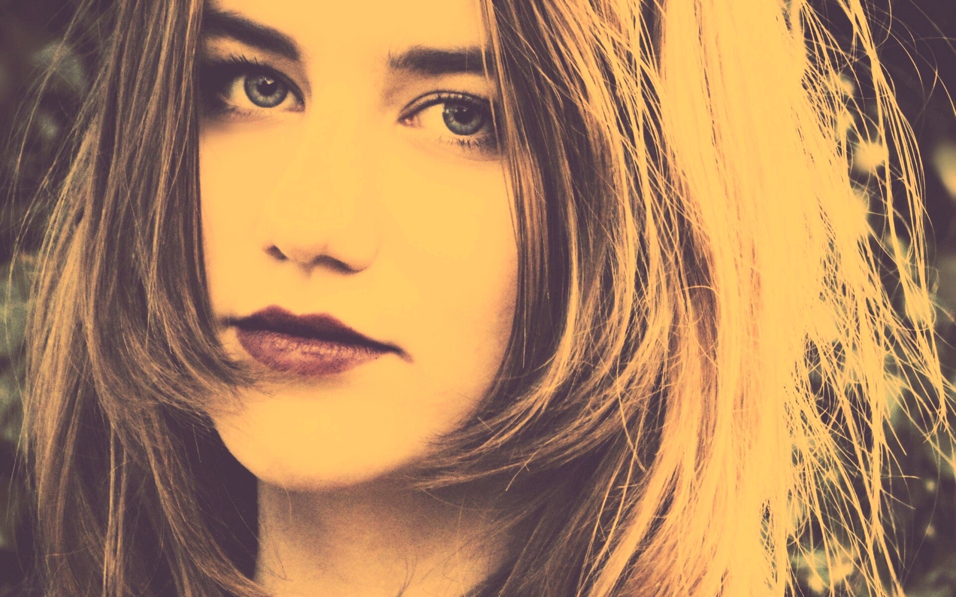 Взгляд голубоглазой девушки обои