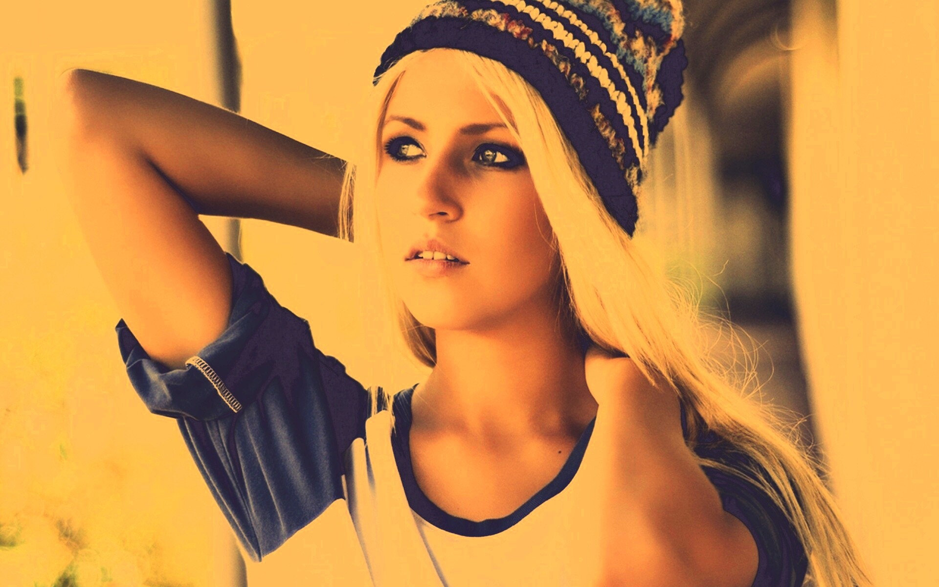 Блондинка в вязанной шапке обои