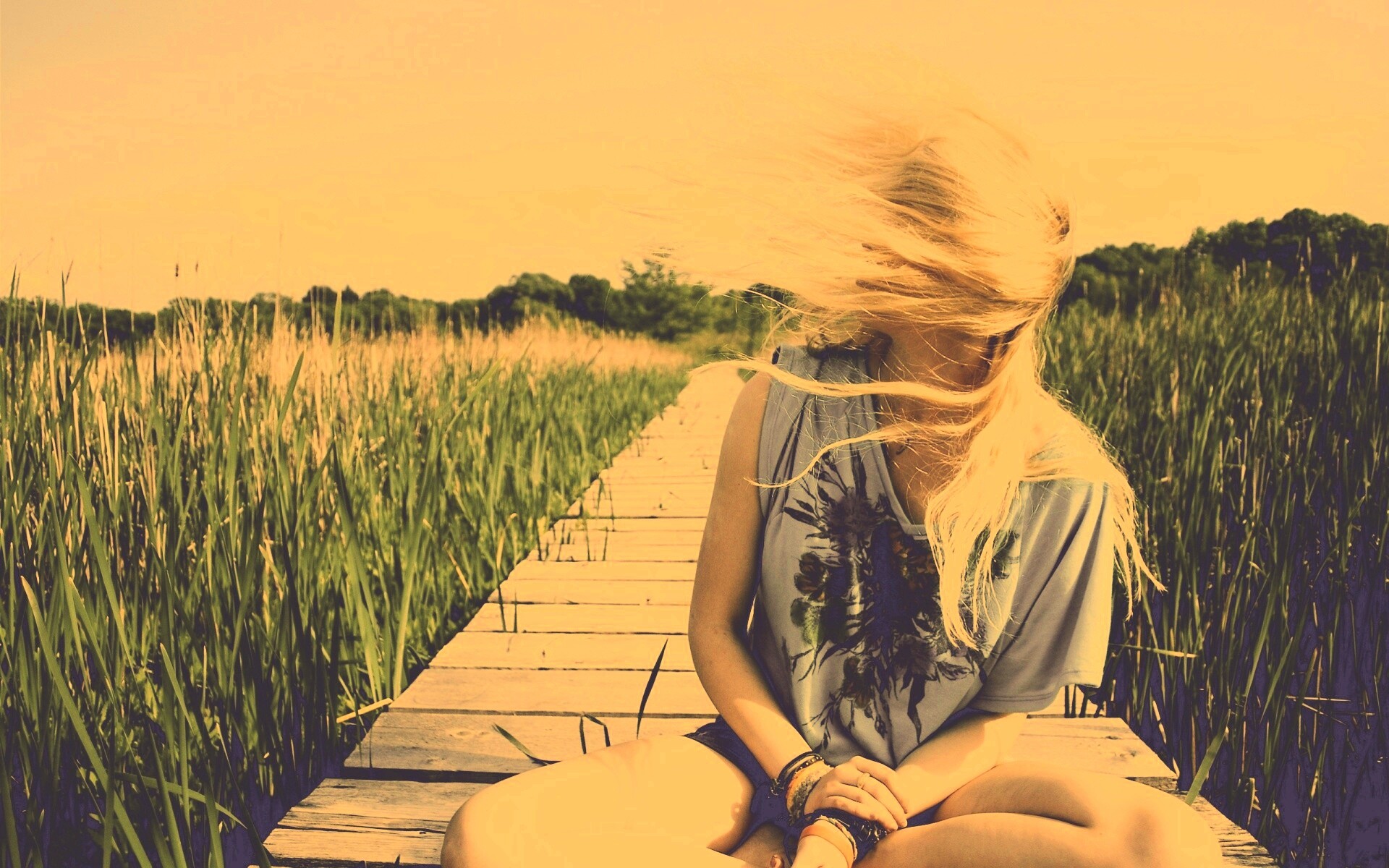 Девушка и ветер обои