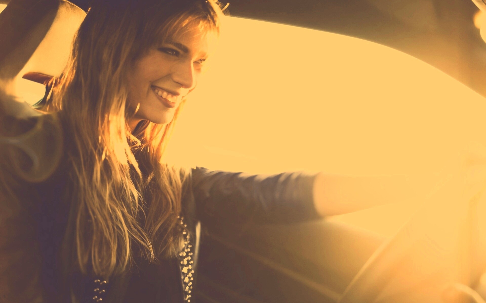 Девушка за рулем автомобиля обои