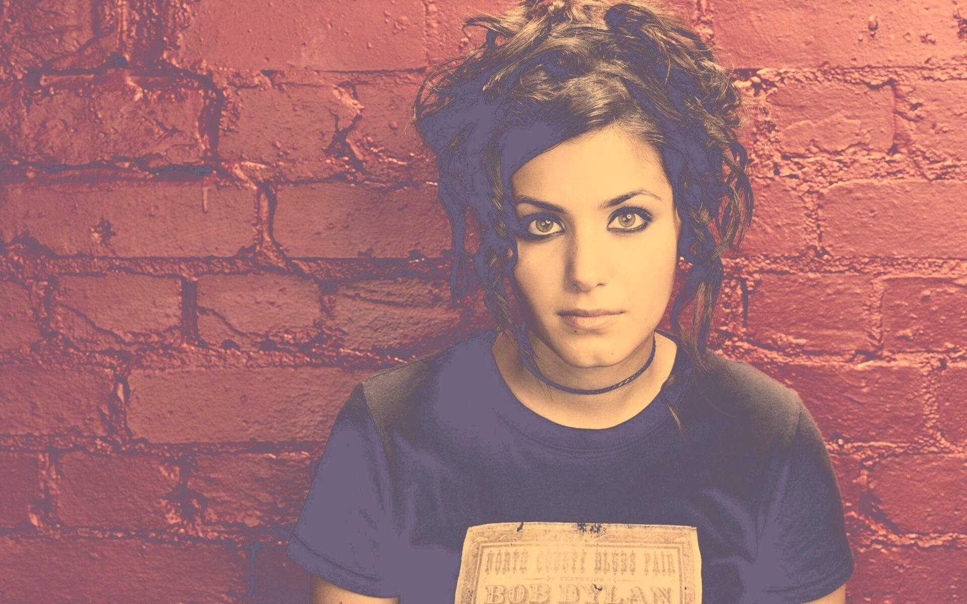 Подросток на фоне розовой кирпичной стены обои