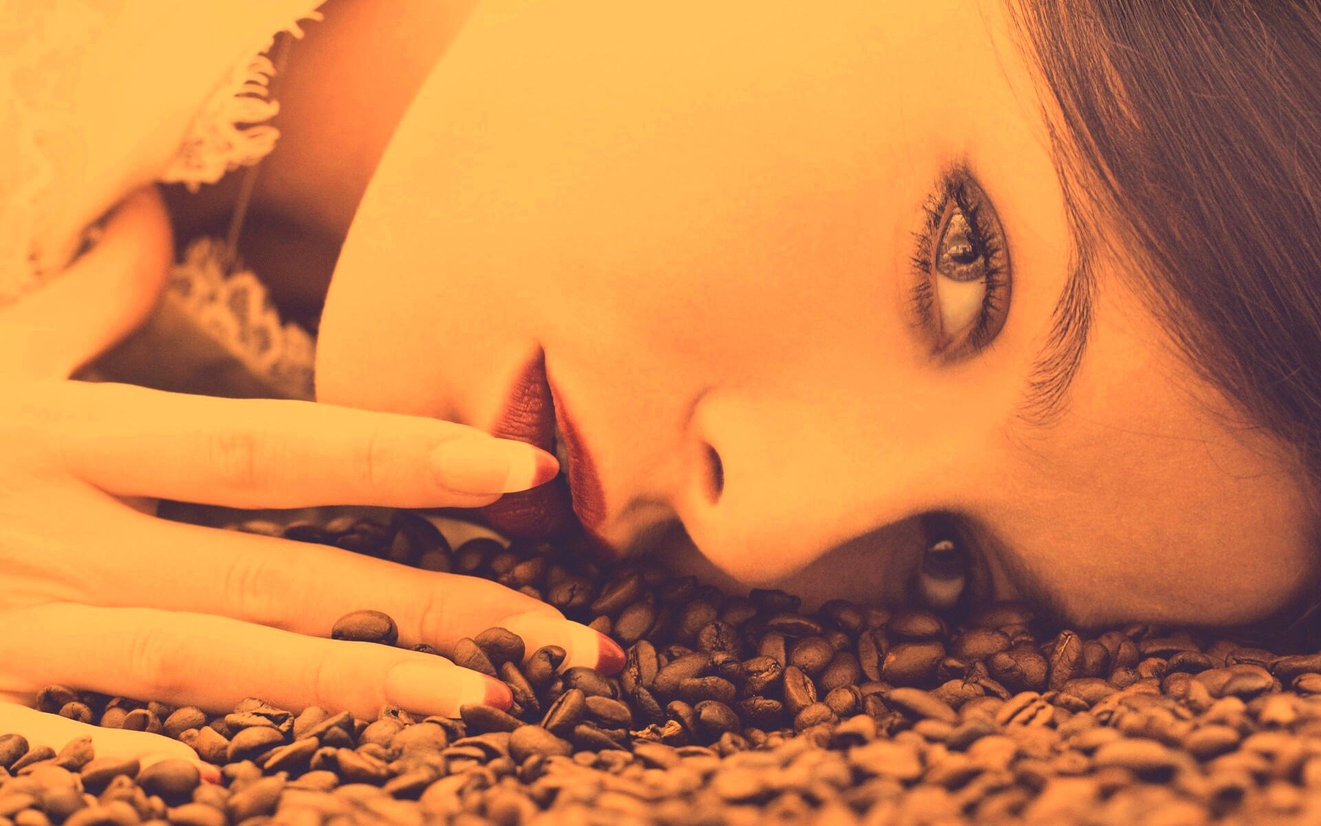 Соблазнительная девушка с кофейными зернами обои