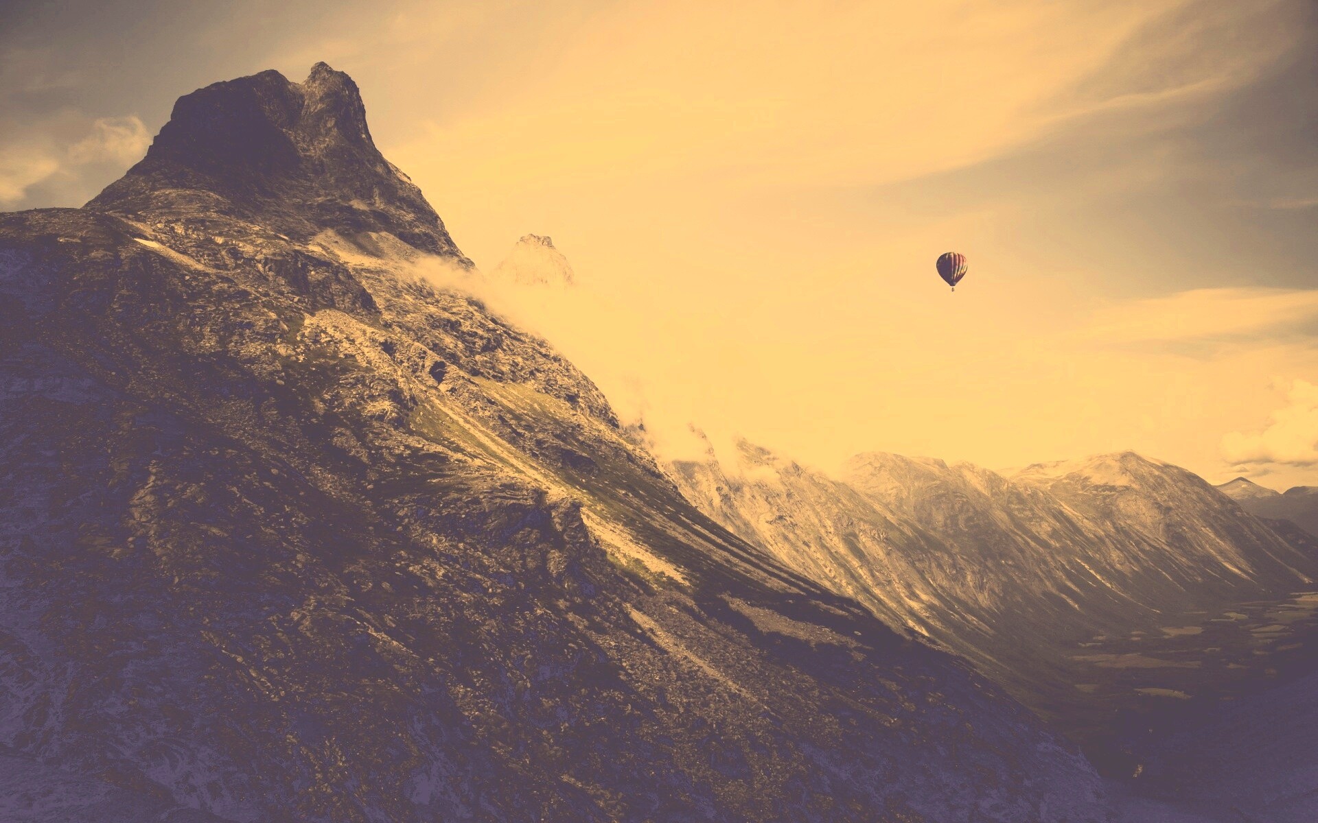 Воздушный шар в горах обои