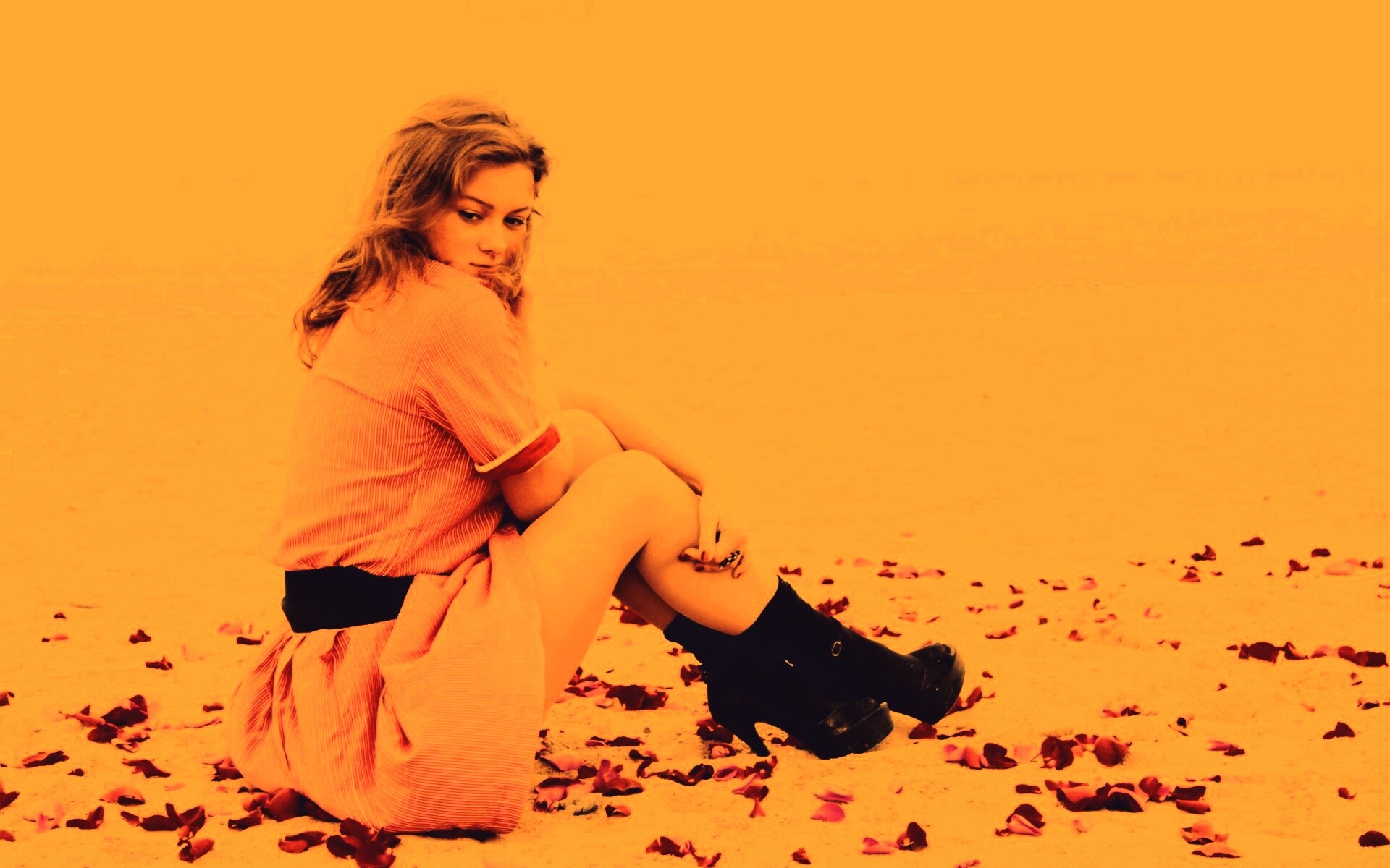 Девушка среди лепестков на пляже обои