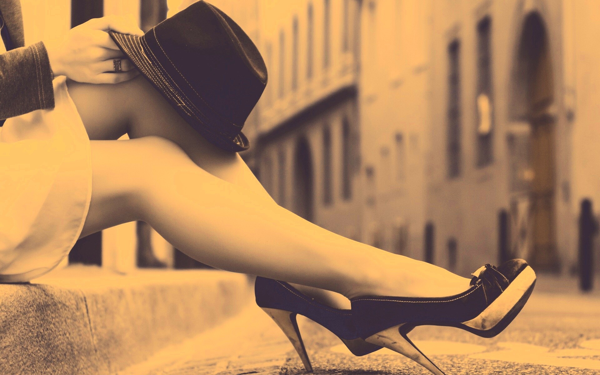 Сидящая на тротуаре обои