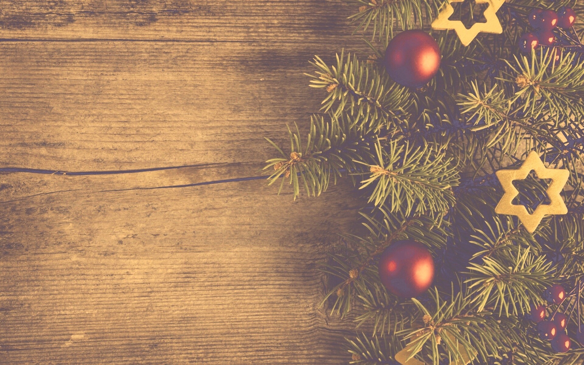 Новогодние игрушки на еловой ветке обои