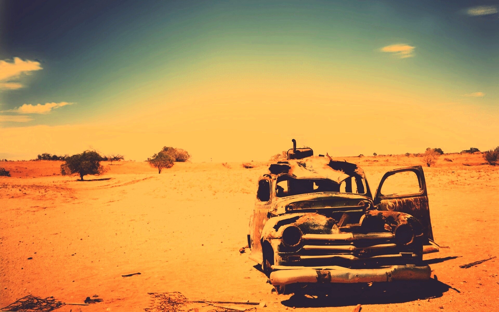 Брошенная в пустыне машина обои