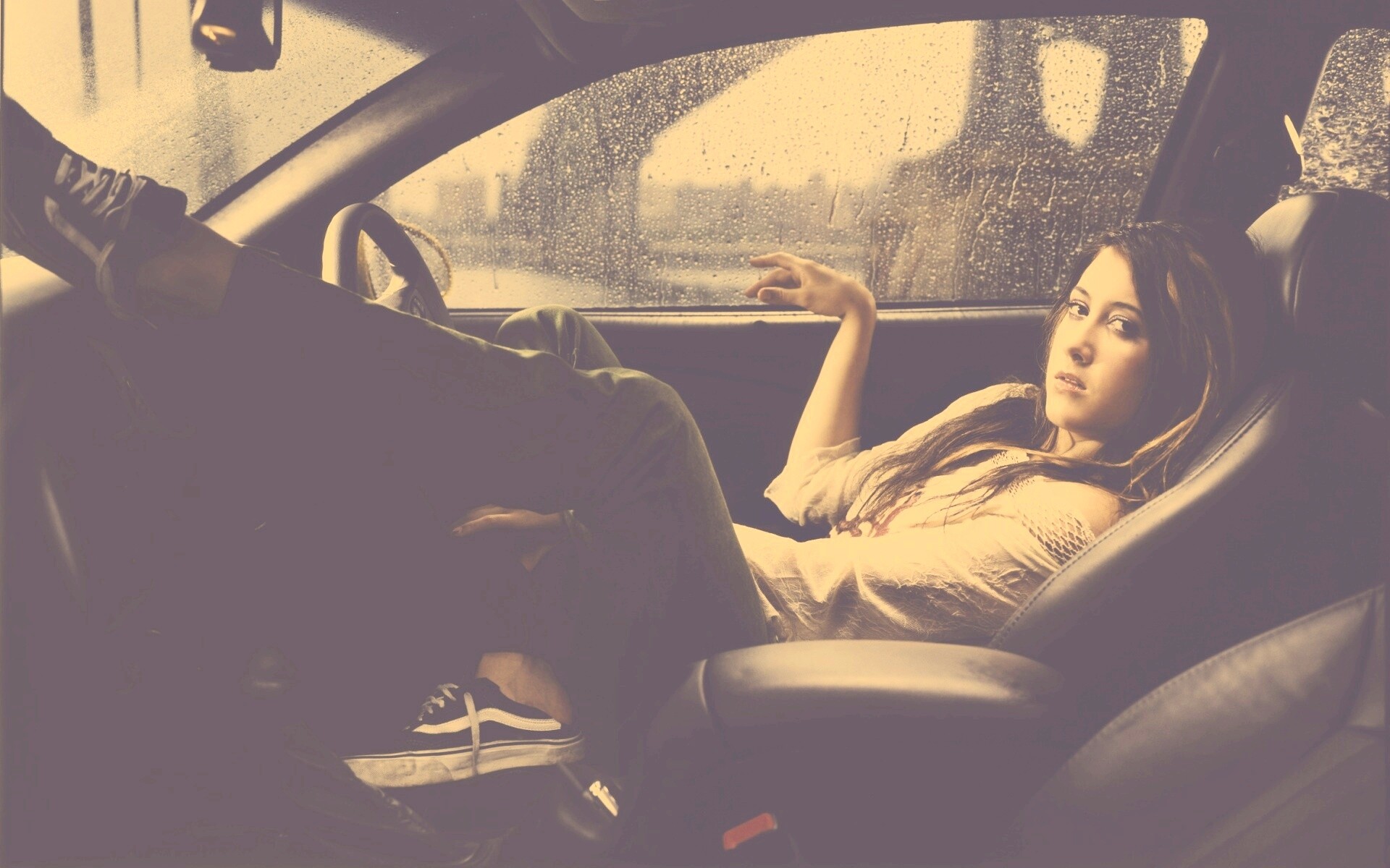 Девушка в автомобиле обои