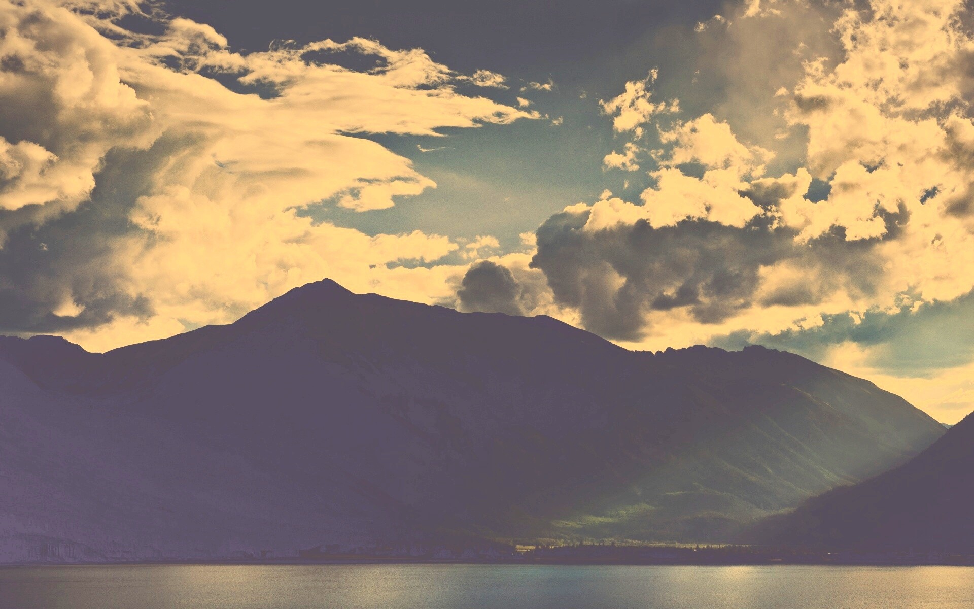 Свет на склонах гор обои