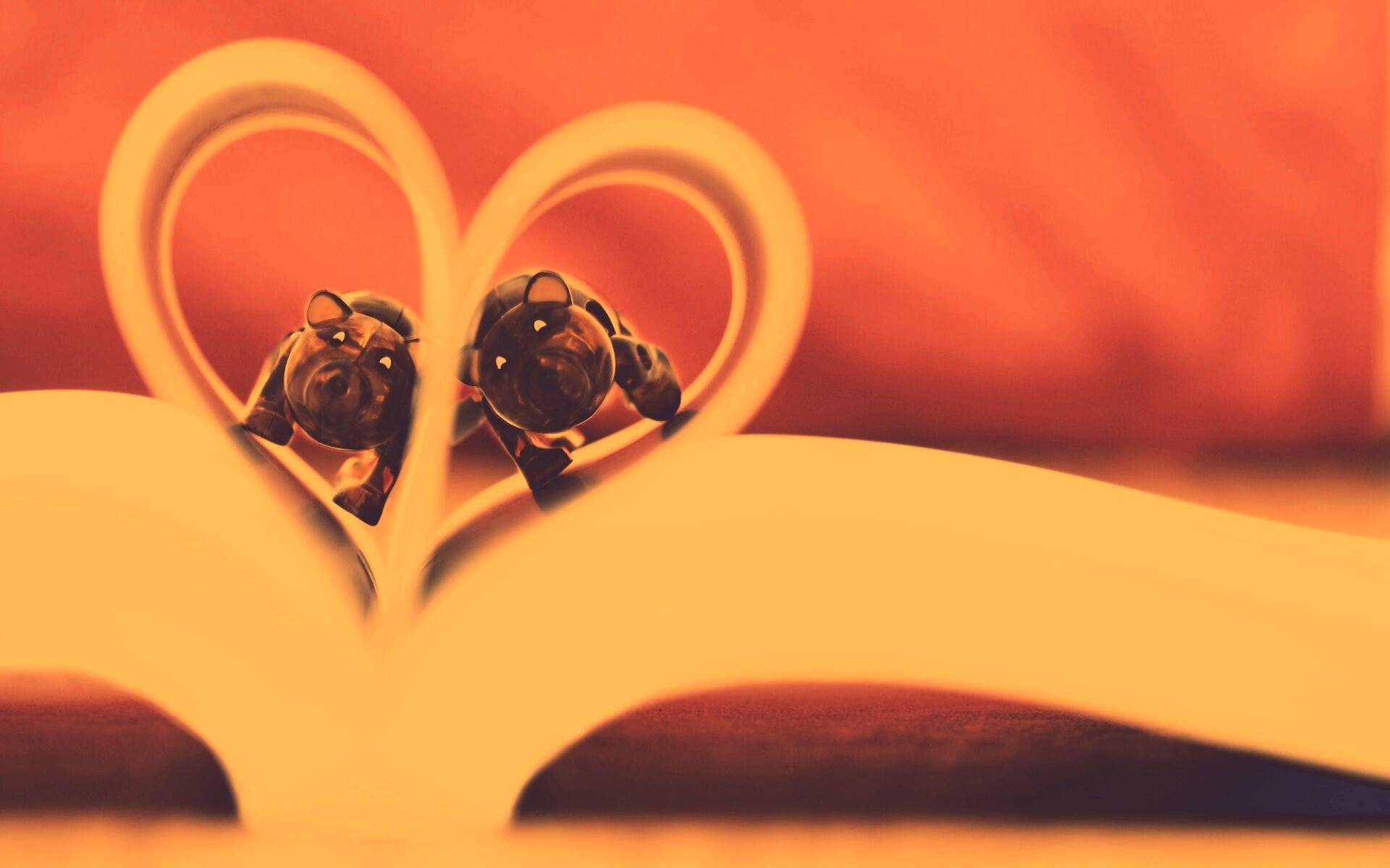 Фигурки мишек в книге обои