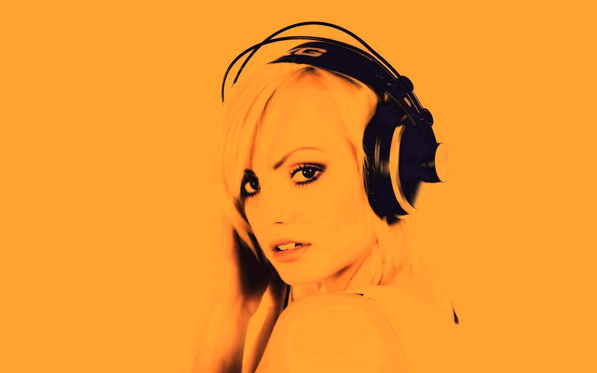 Девушка в наушниках обои