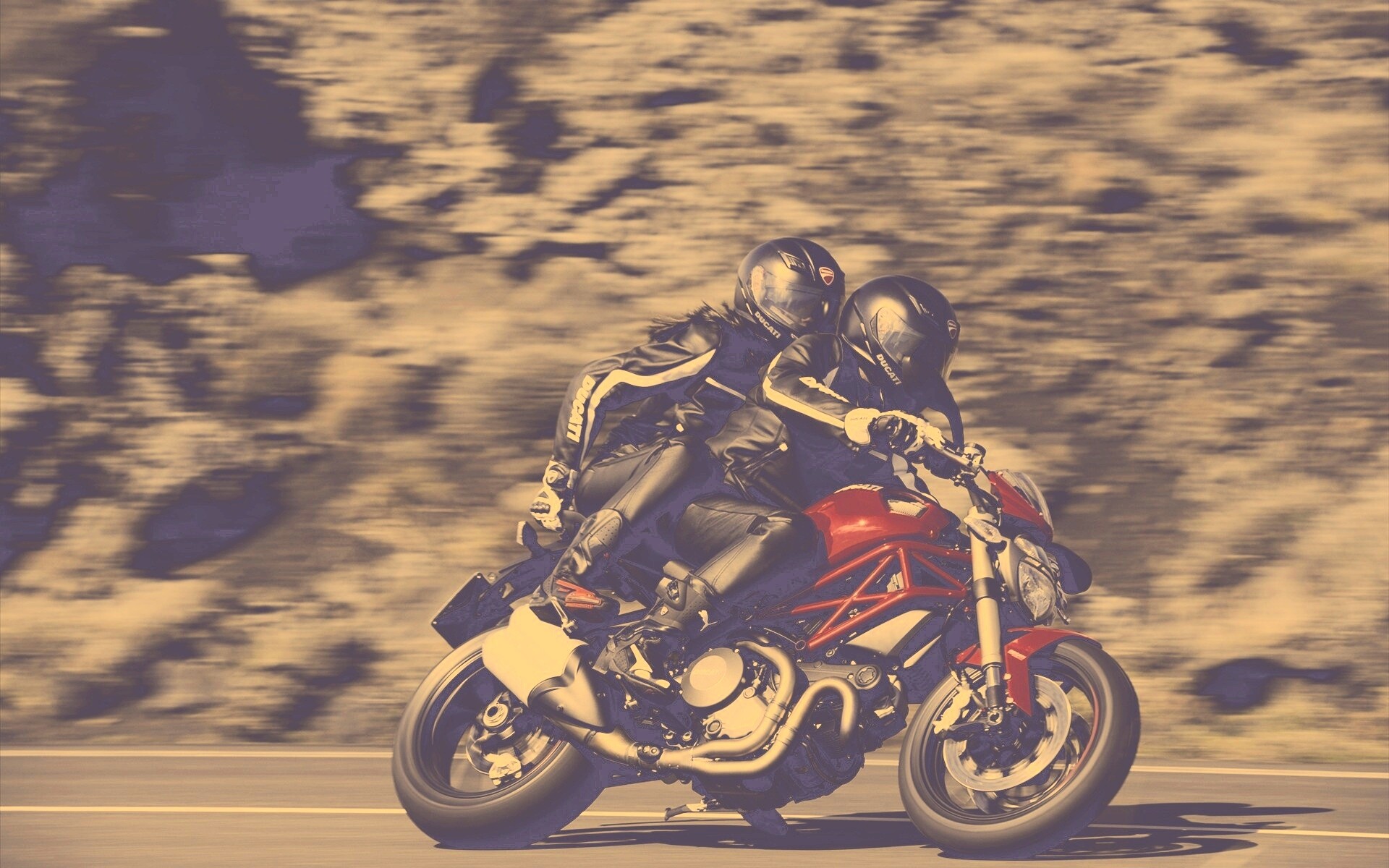 Байкер с девушкой на мотоцикле обои