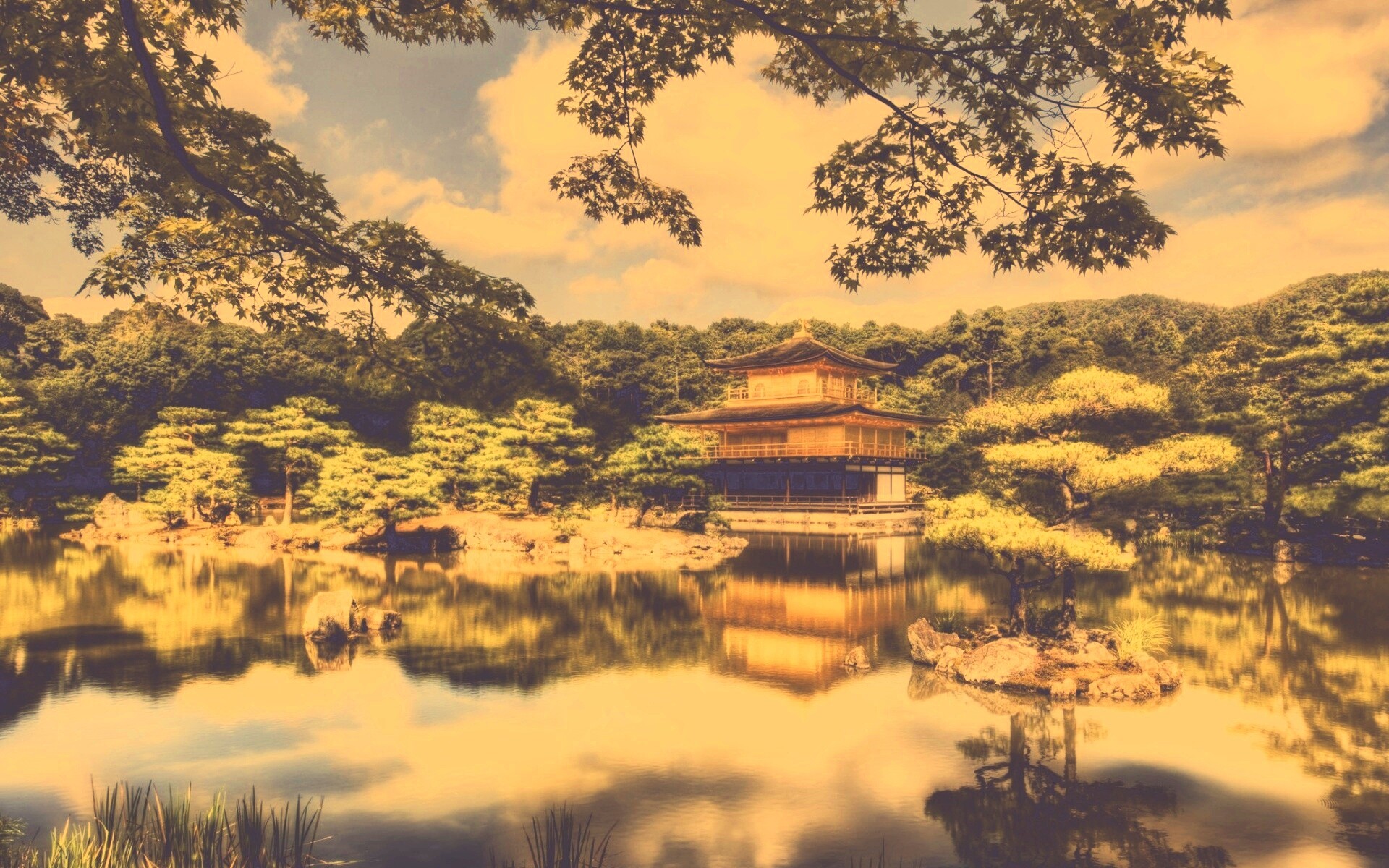 Японский домик на берегу озера обои