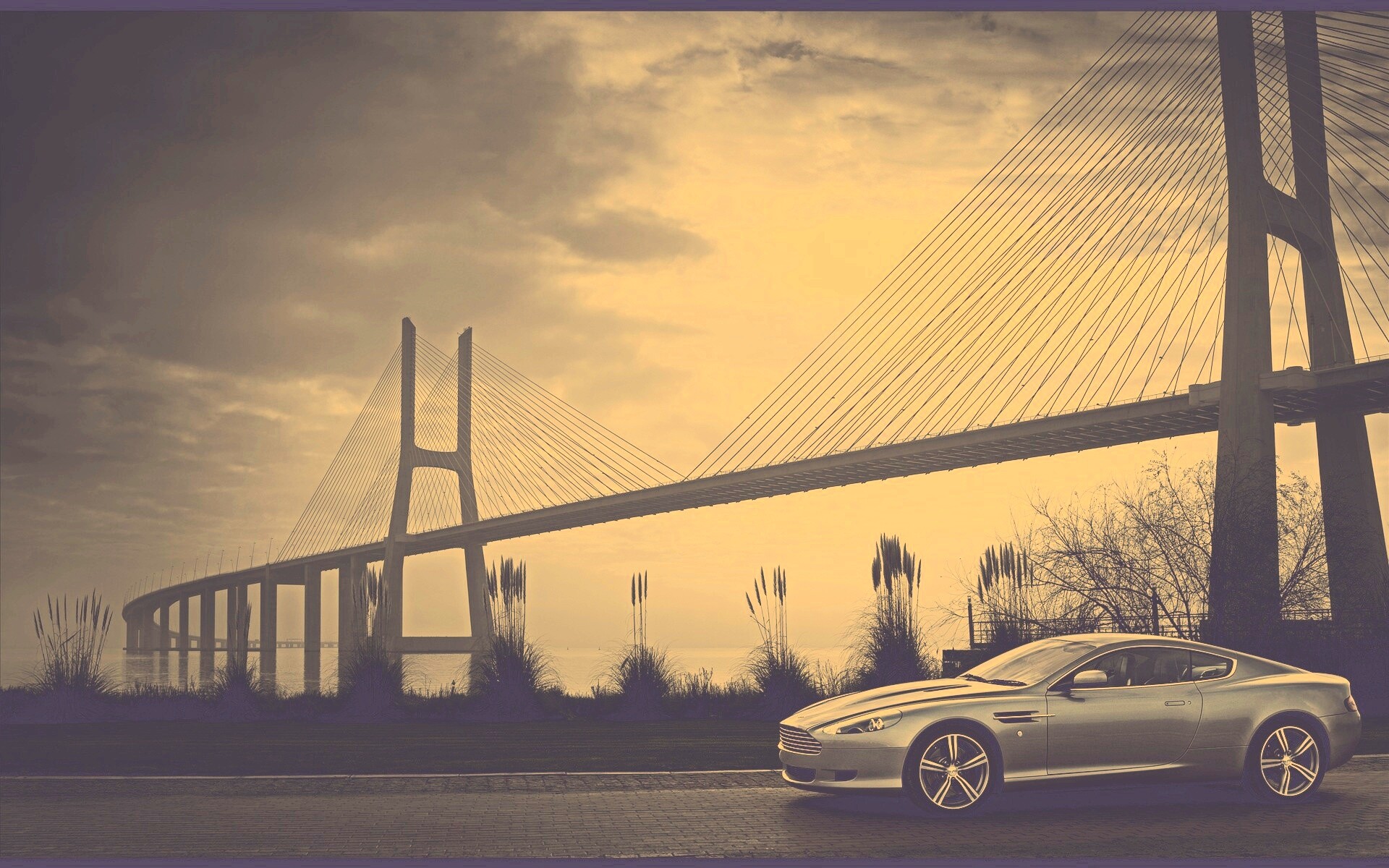 Aston Martin на фоне моста обои
