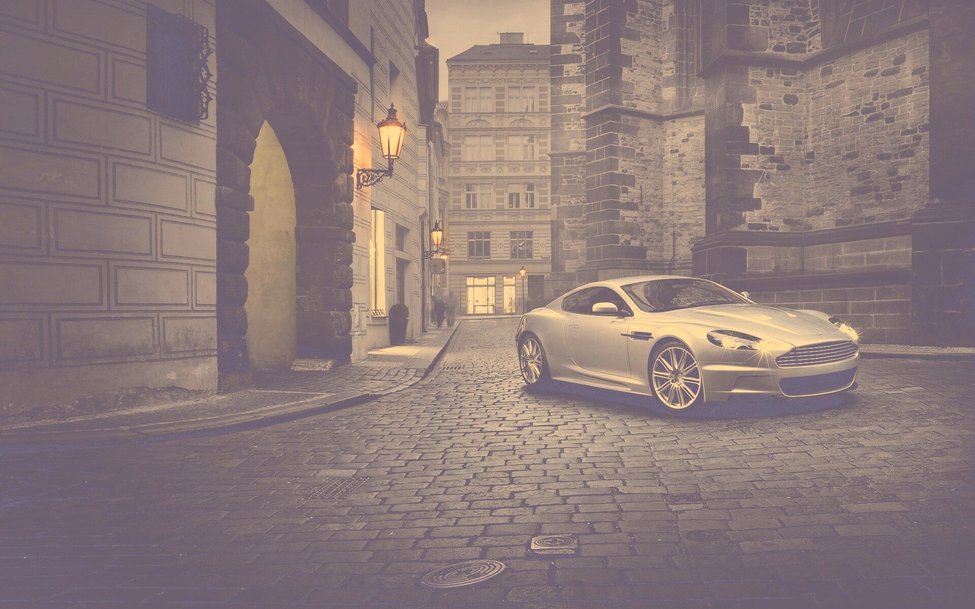 Серебристый Aston Martin обои