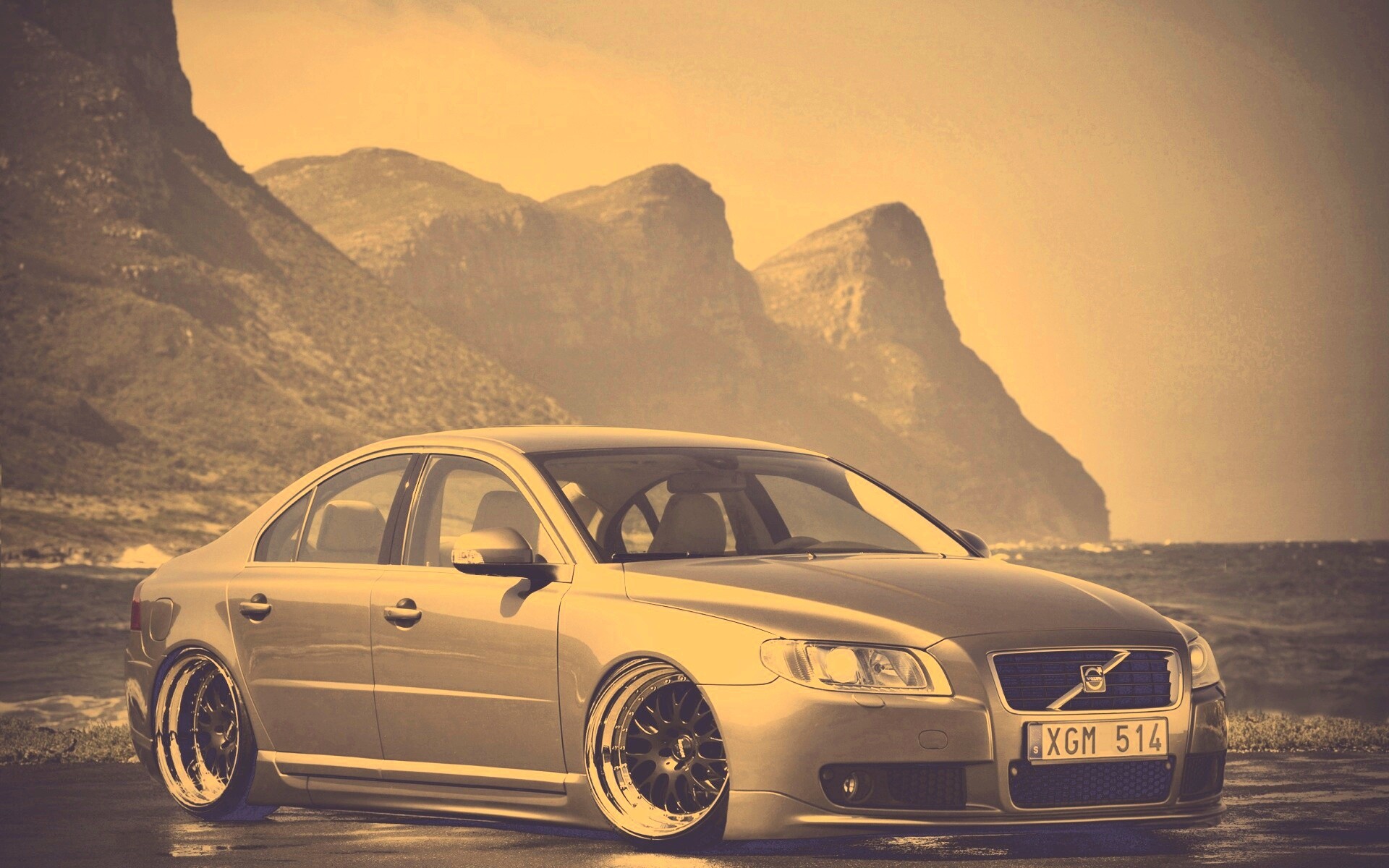 Вольво на берегу обои