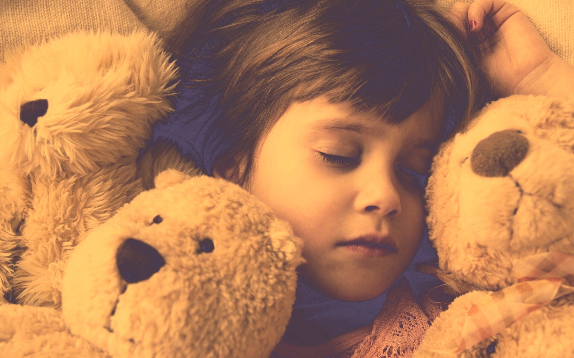 Девочка спит с мишками в обнимку обои