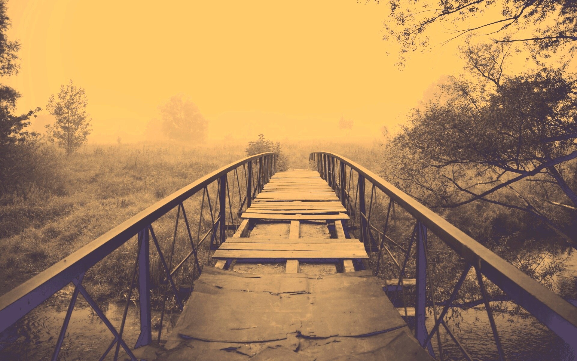 Старый мост на черно-белом фото обои