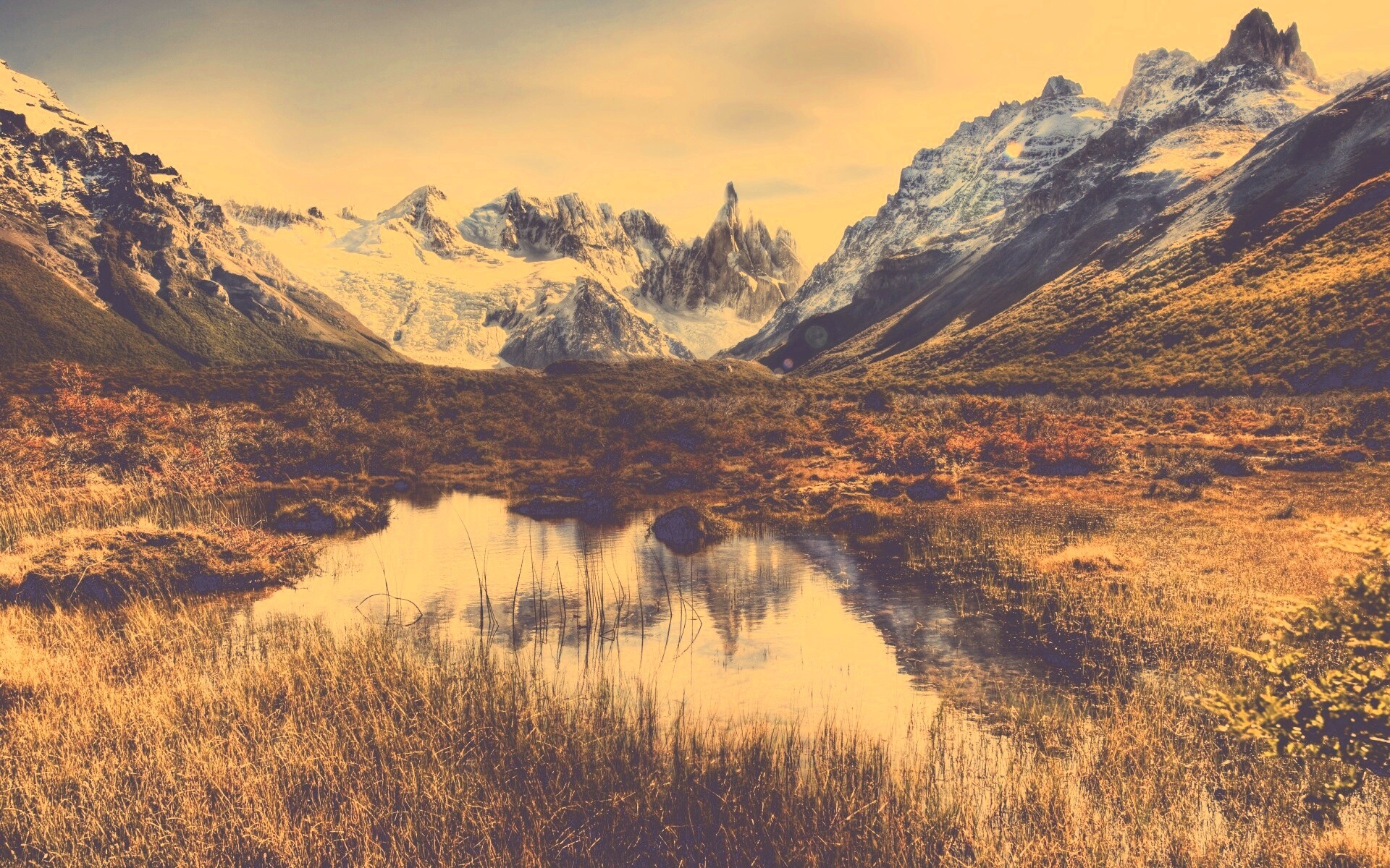 Болота на фоне гор обои