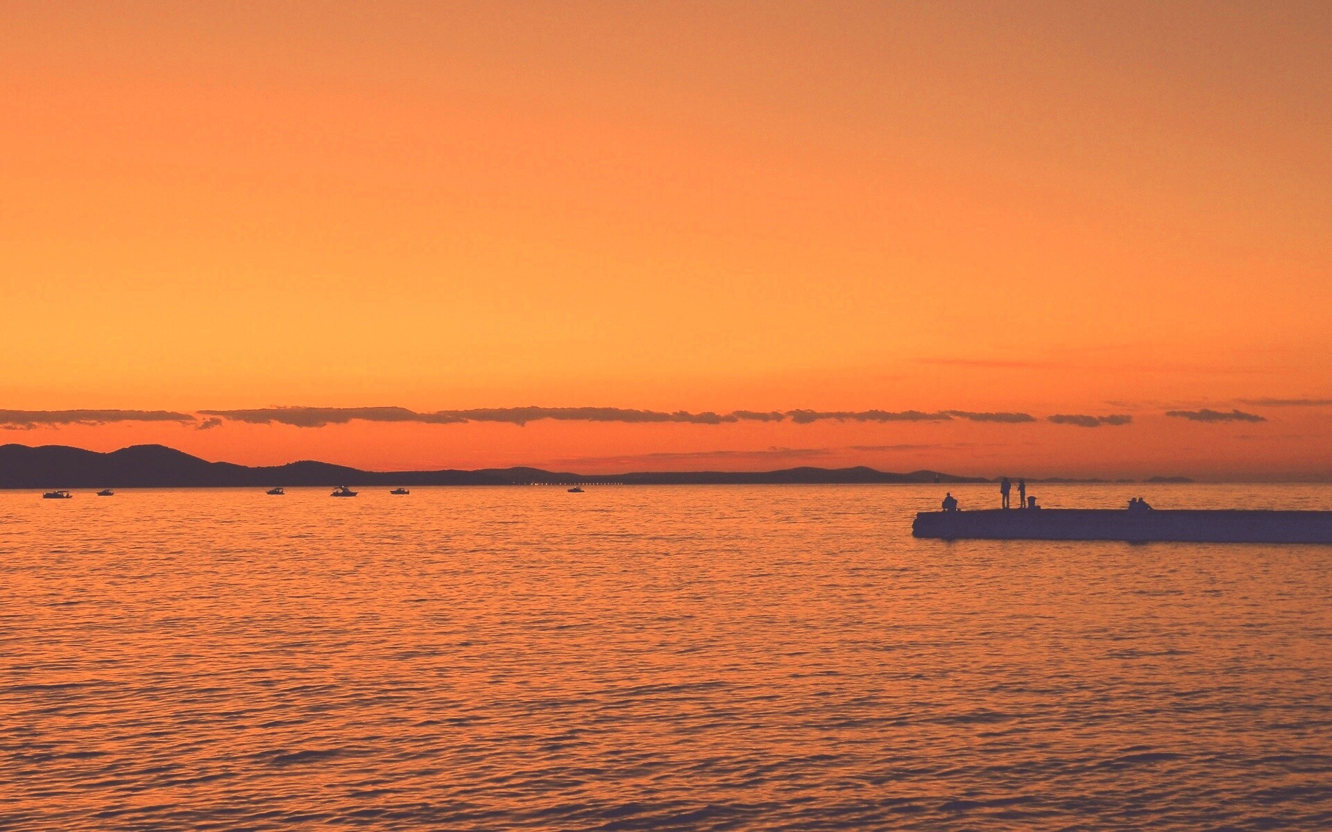 Одинокая пристань на озере обои