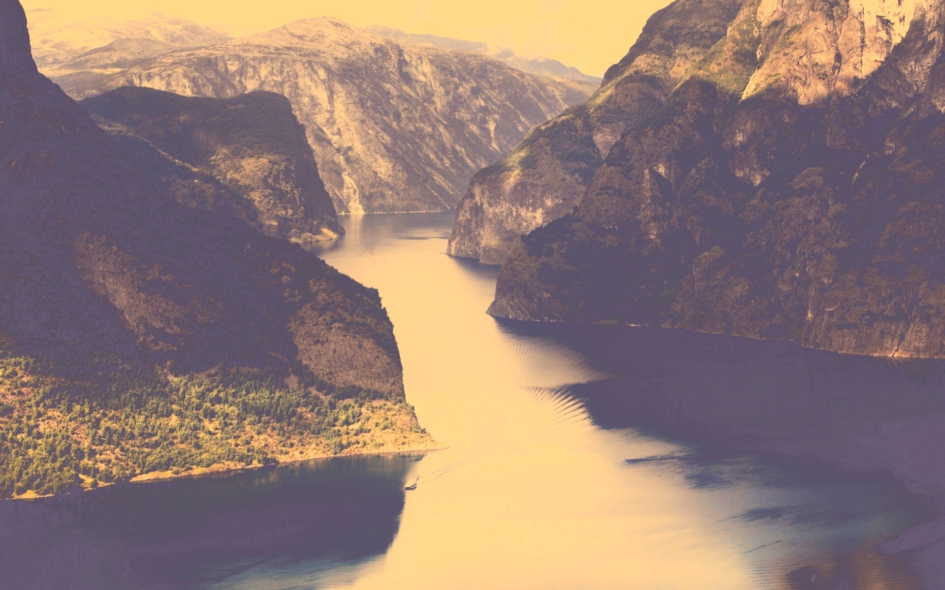 Лодка на реке среди высоких гор обои