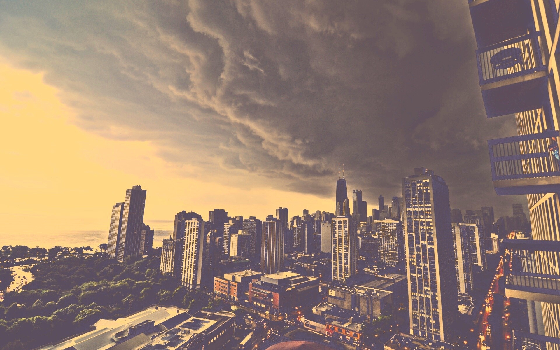 Туча над городом обои