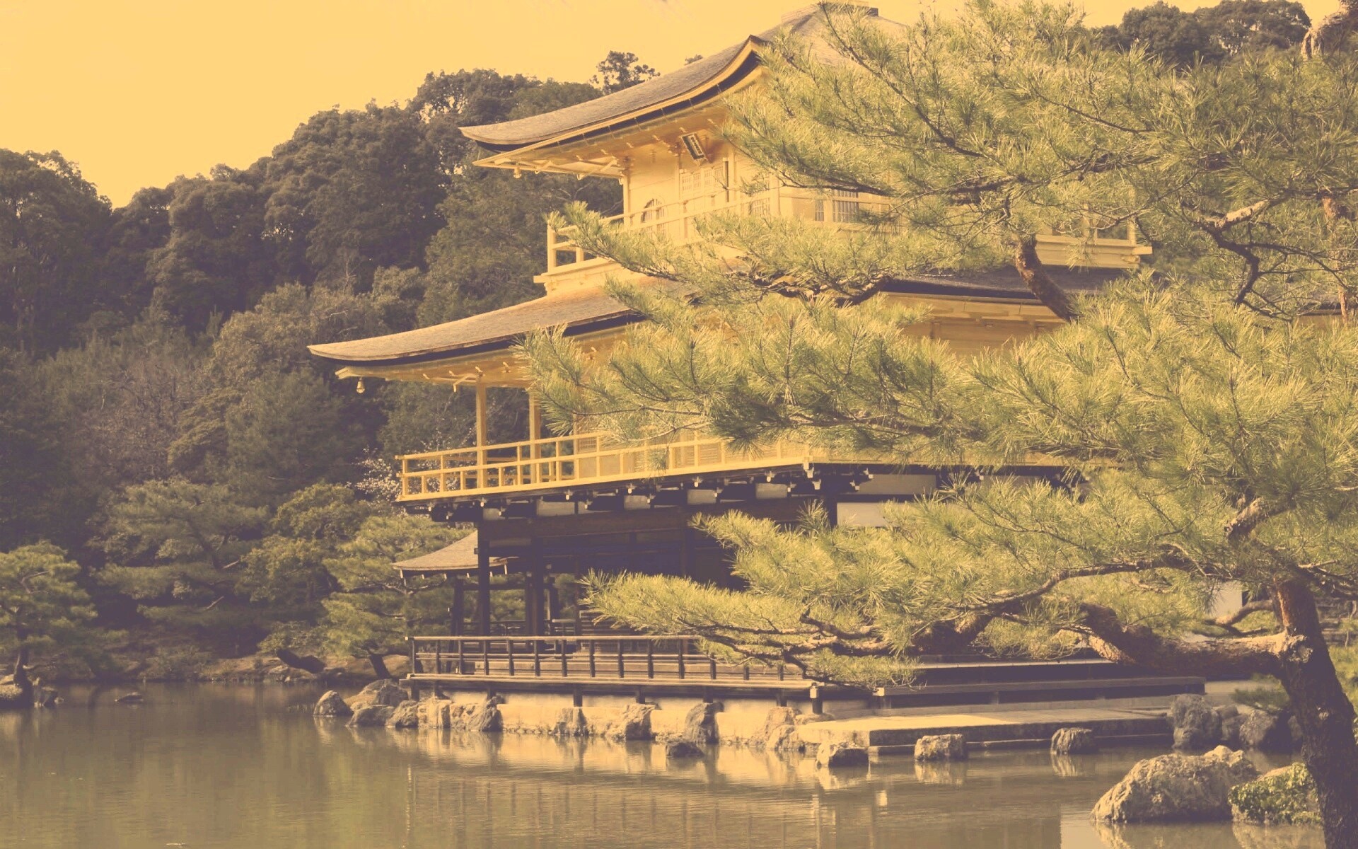 Пагода на берегу озера обои