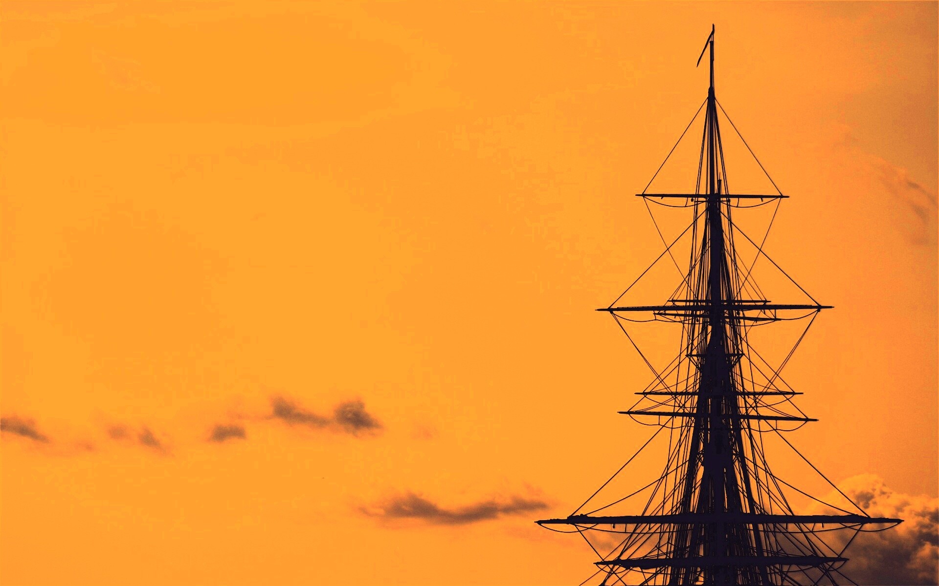 Мачта корабля на фоне неба обои