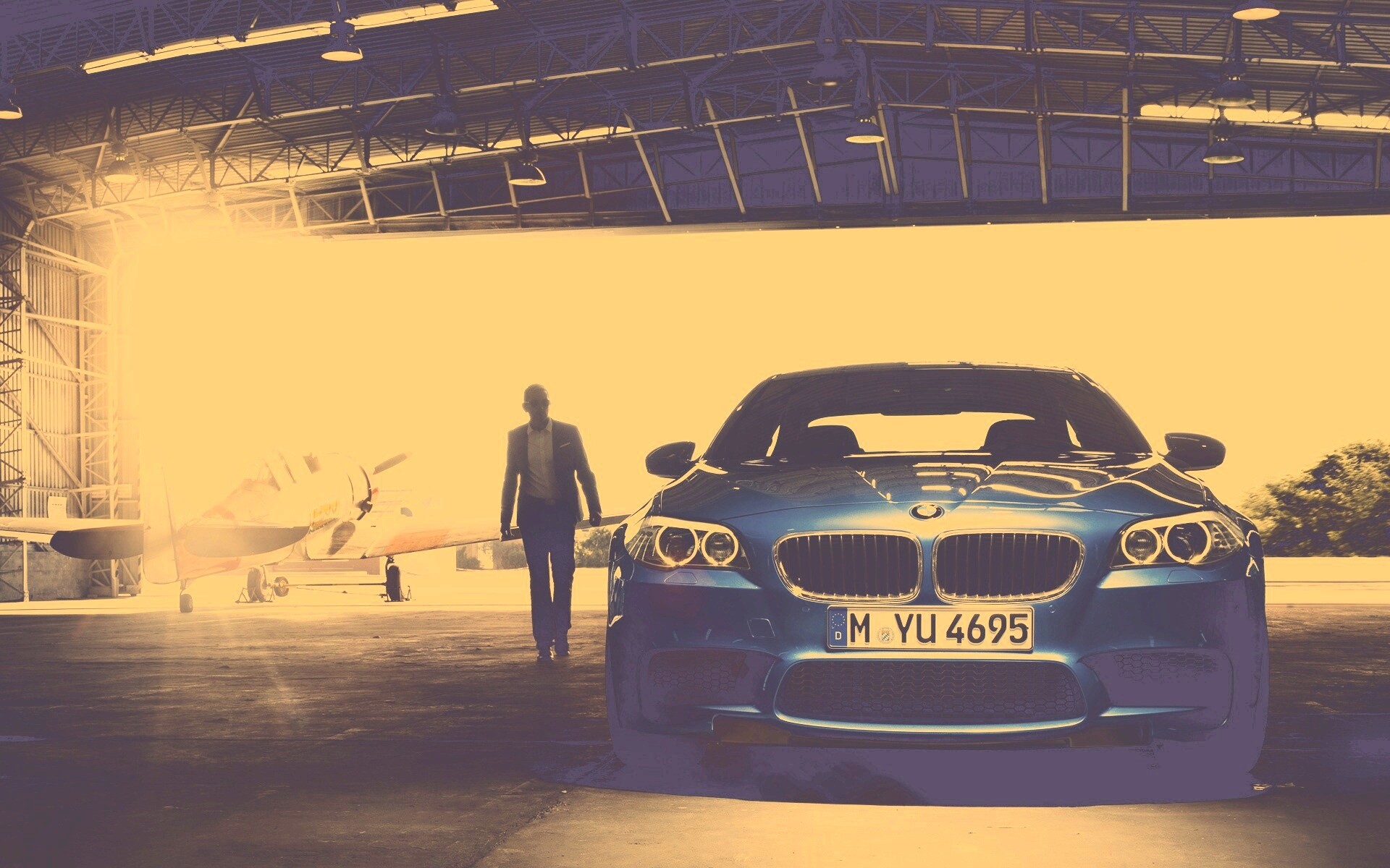 BMW F10 в ангаре обои