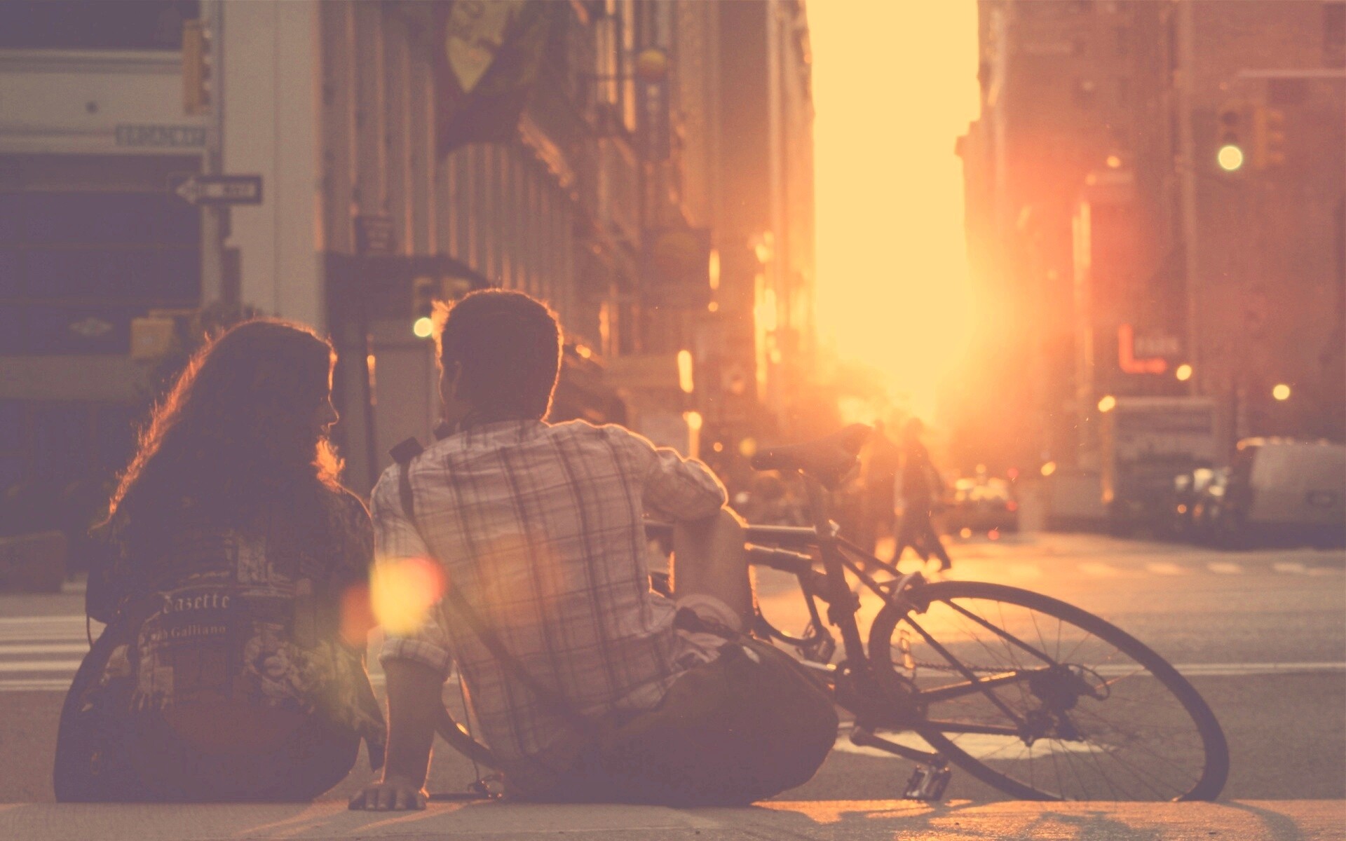 Девушка и парень с велосипедом на закате обои