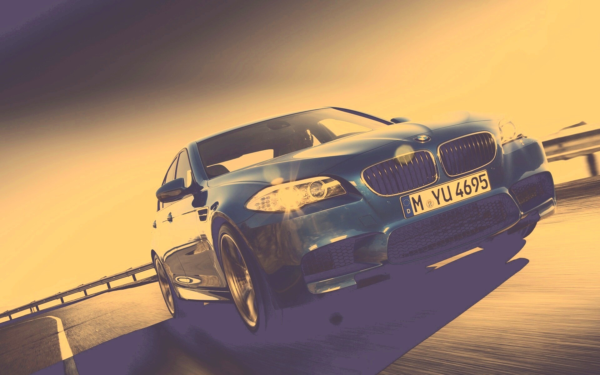Синий БМВ на трассе обои