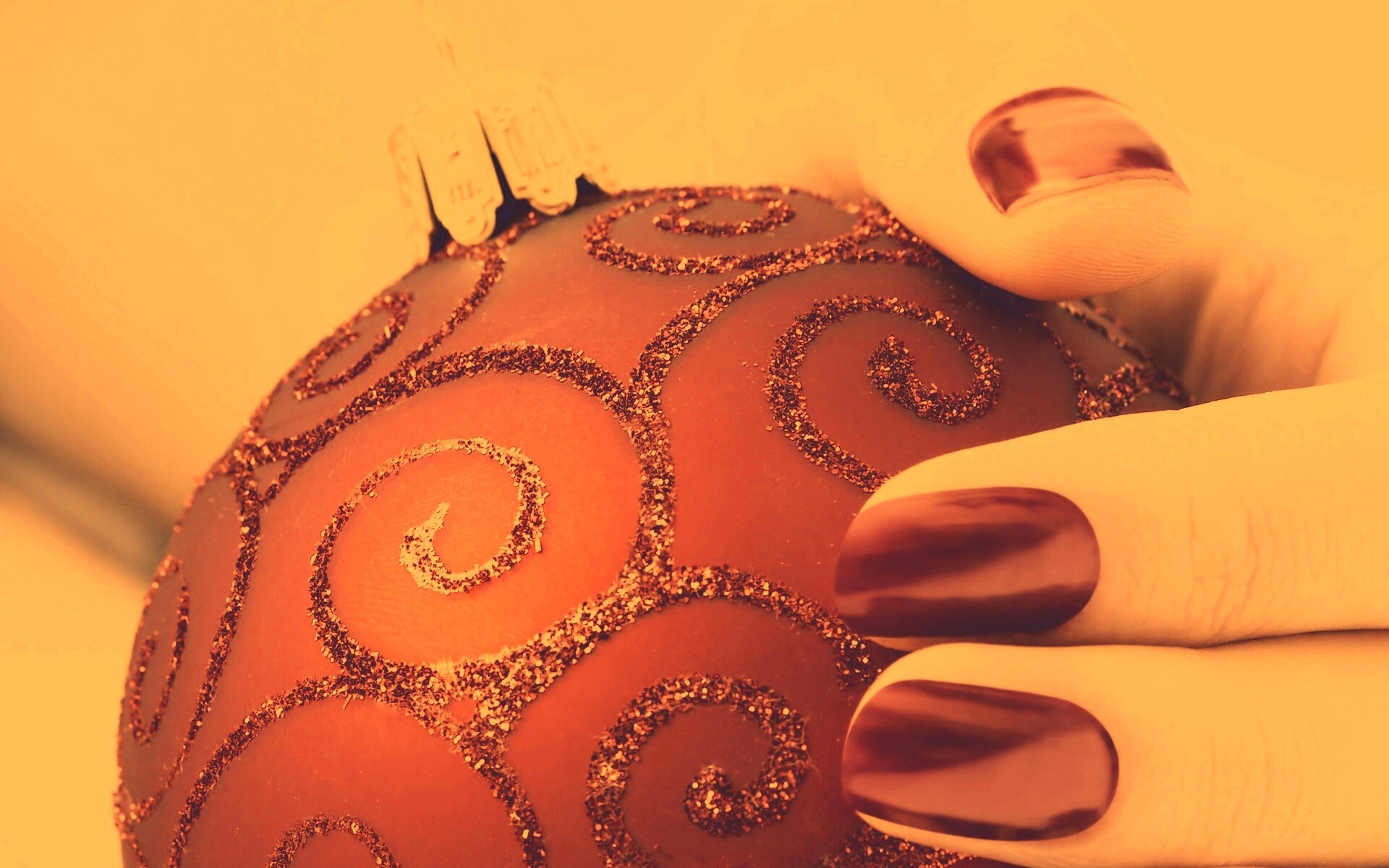 Елочная игрушка в руке обои