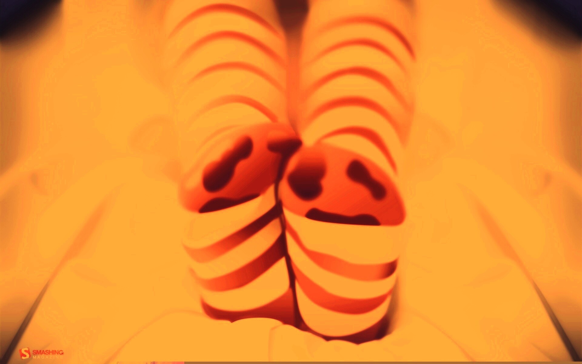 Ножки в полосатых чулках обои