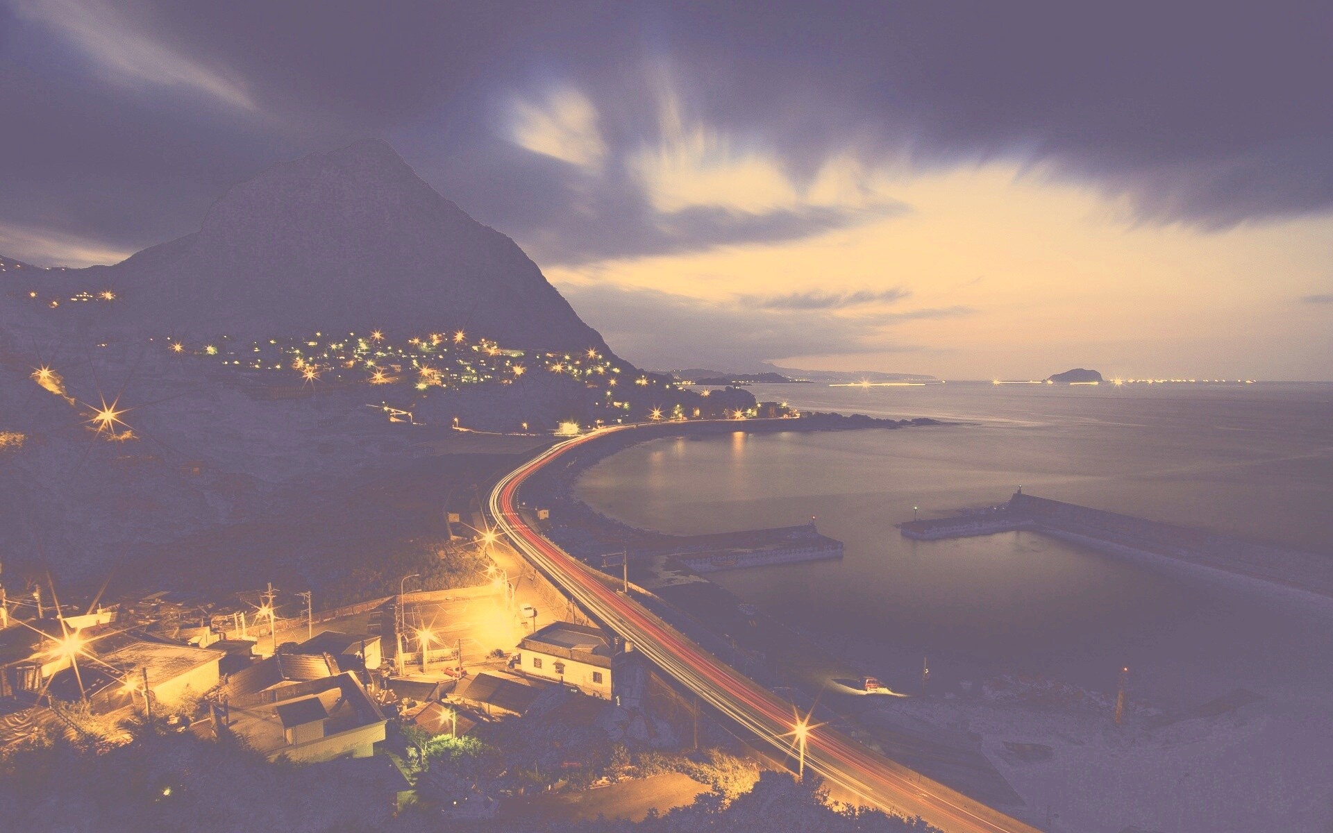 Городок у моря обои