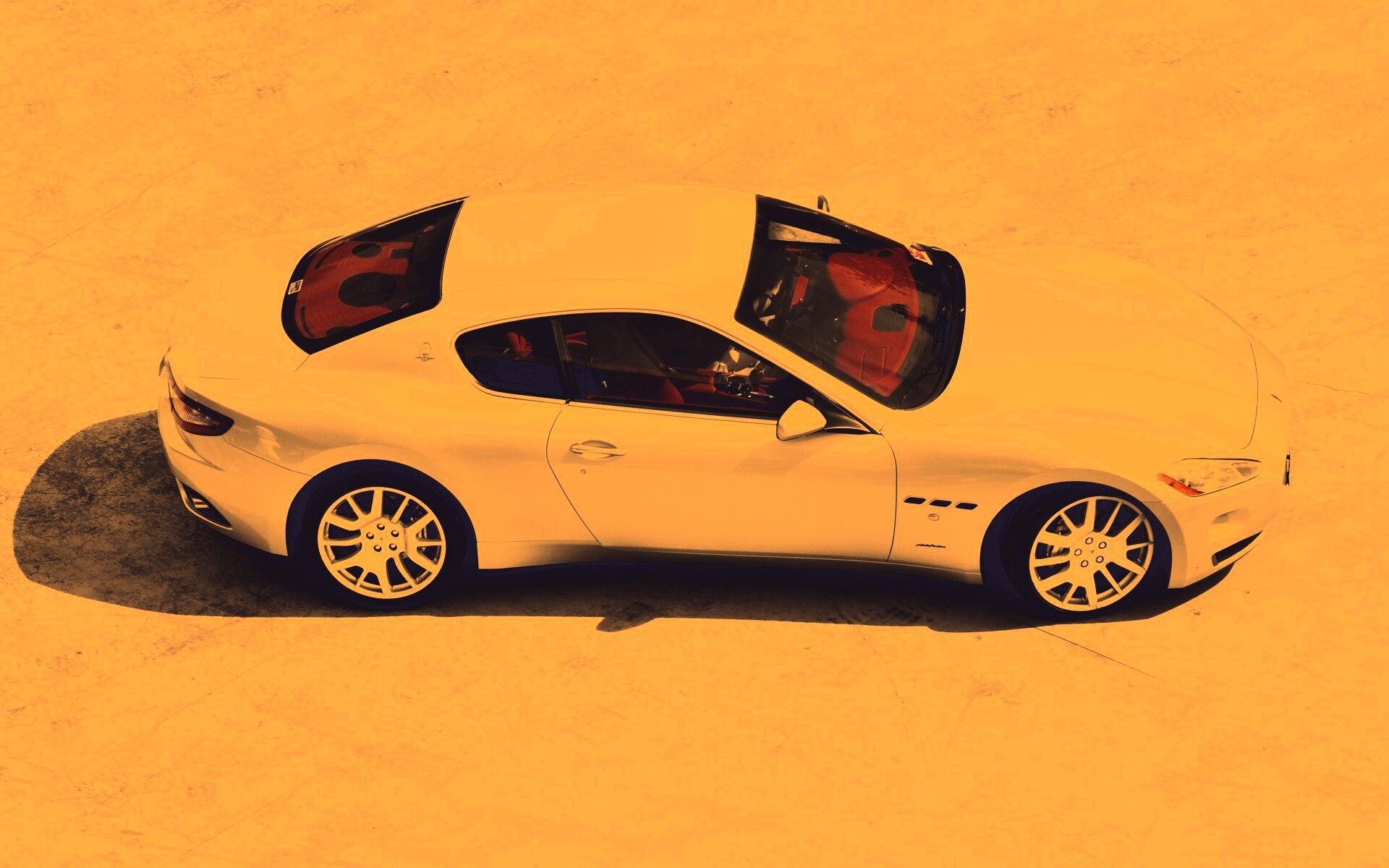 Белая мазерати на солнцепеке обои