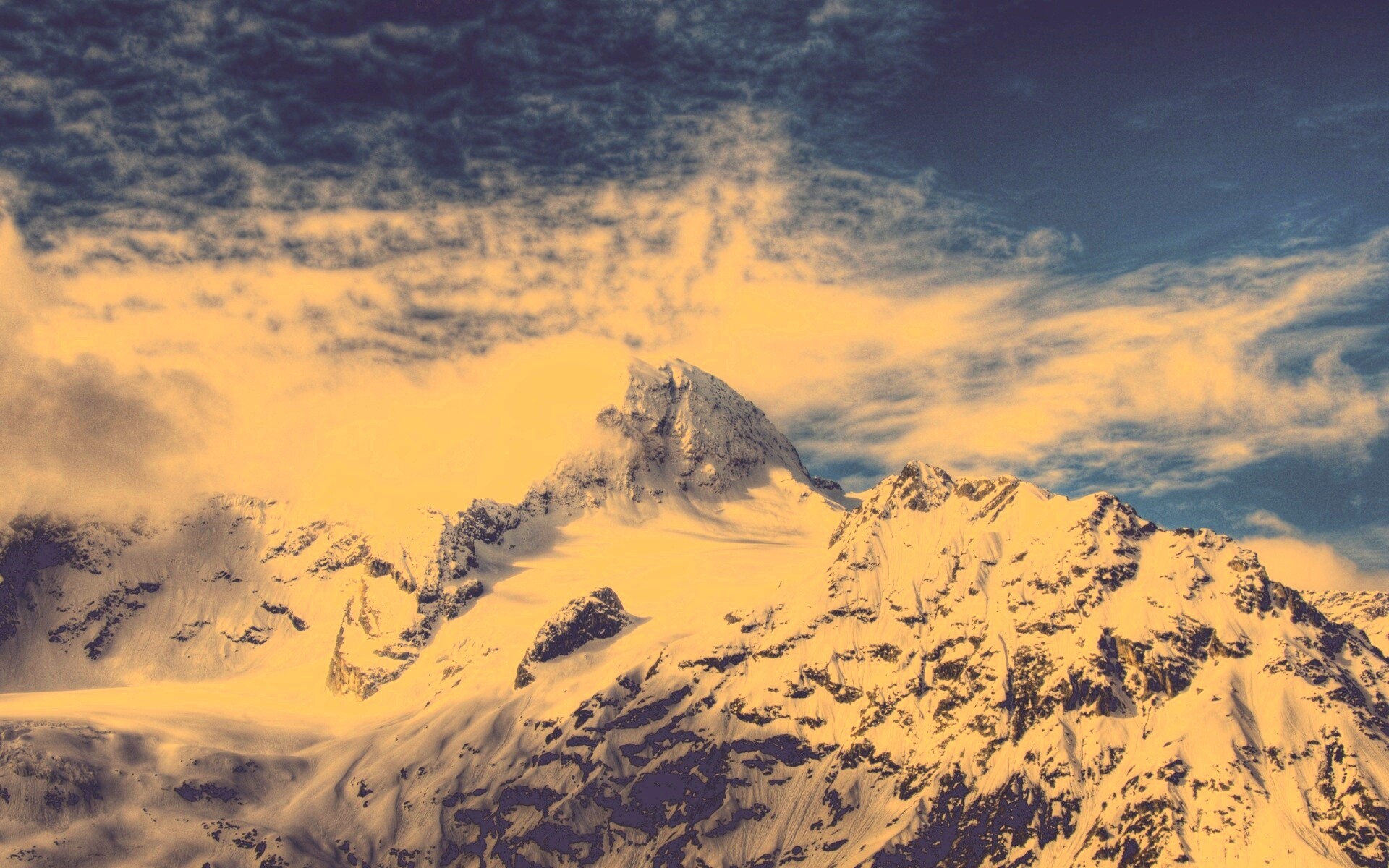 Снежные горные вершины на ветру обои