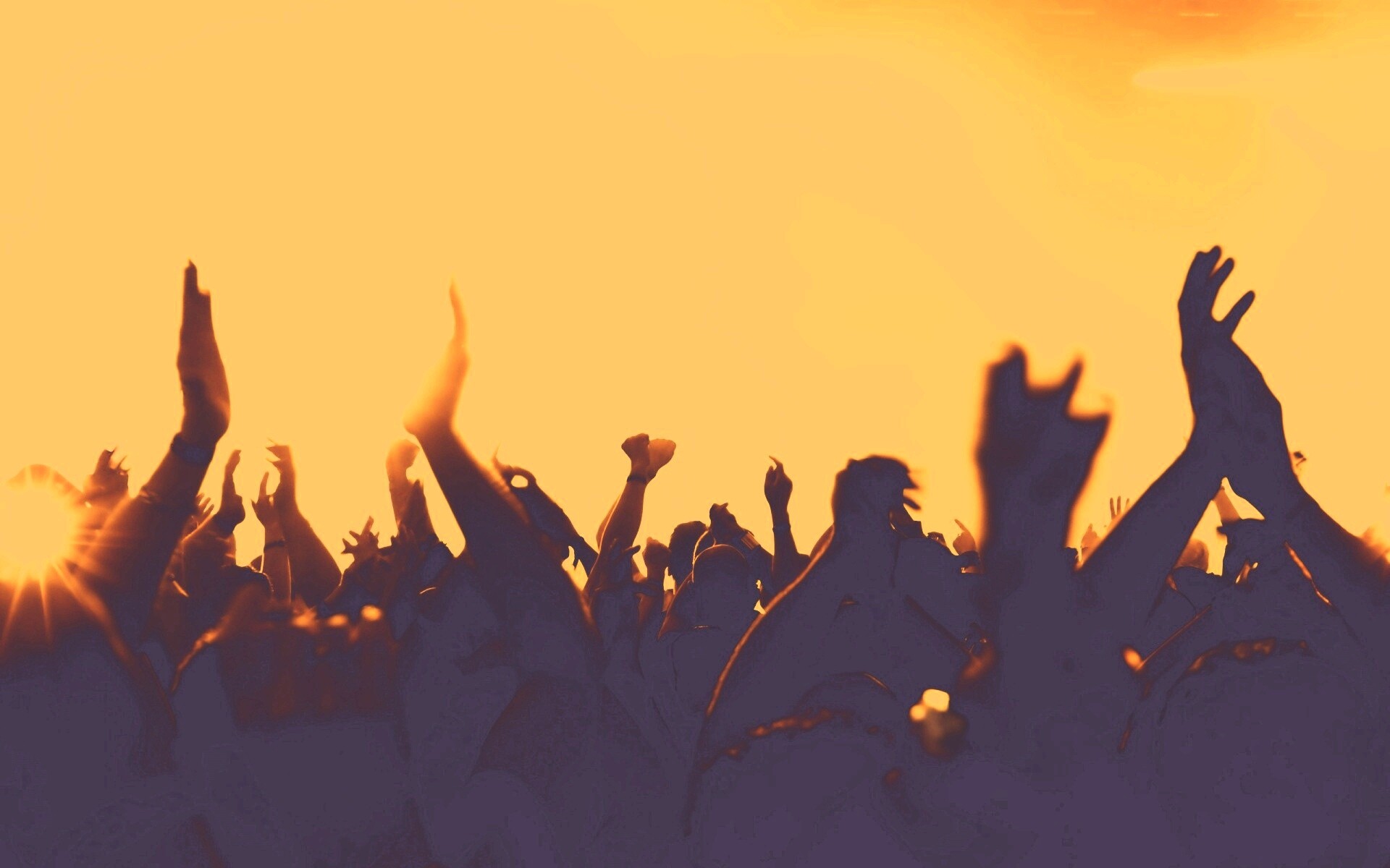Руки людей на концерте обои