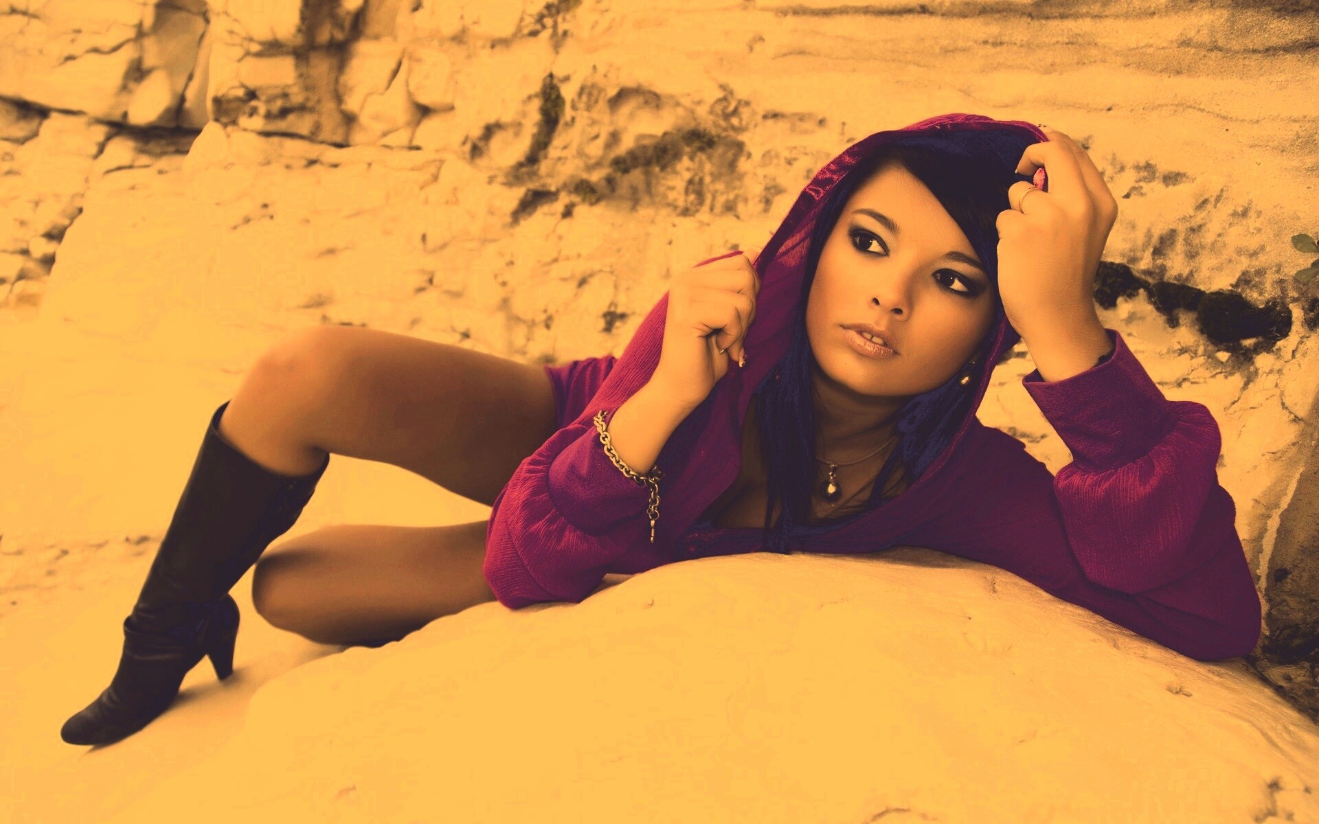 Девушка в розовой накидке обои