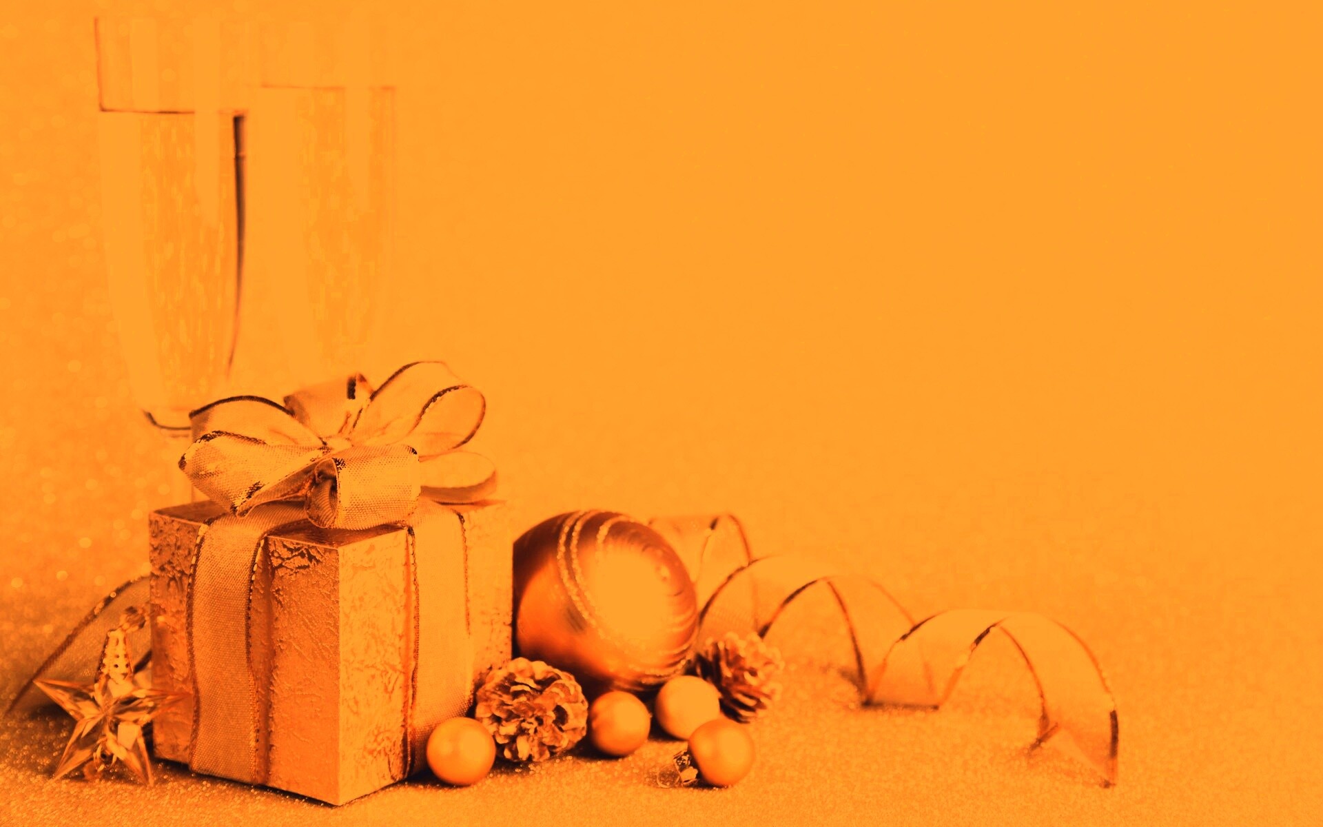 Подарок и бокалы шампанского обои