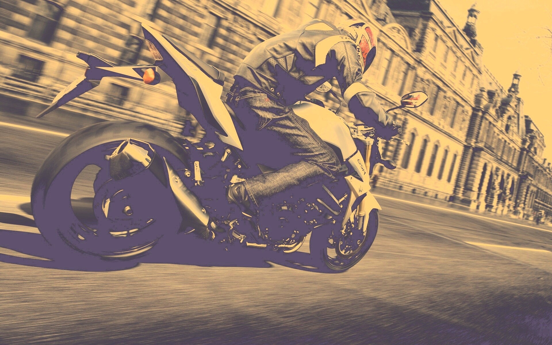 Мотоциклист мчится по городу обои