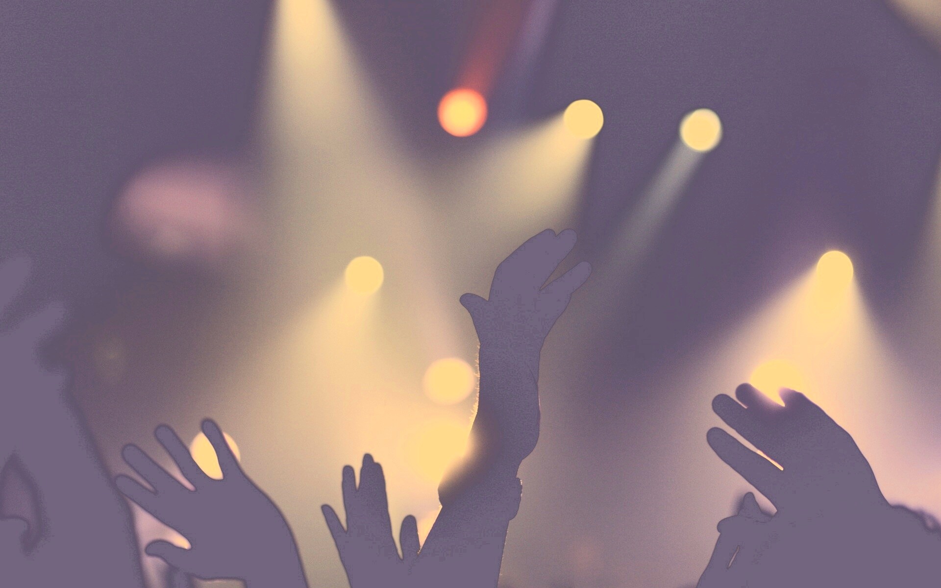 Руки людей на концерте обои